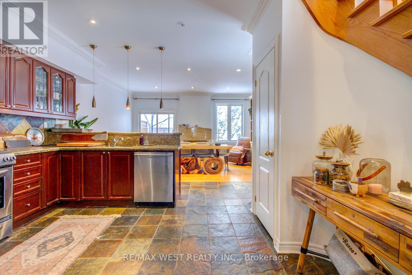 104A Benson Avenue, Richmond Hill, ON - Indoor Photo Showing Kitchen