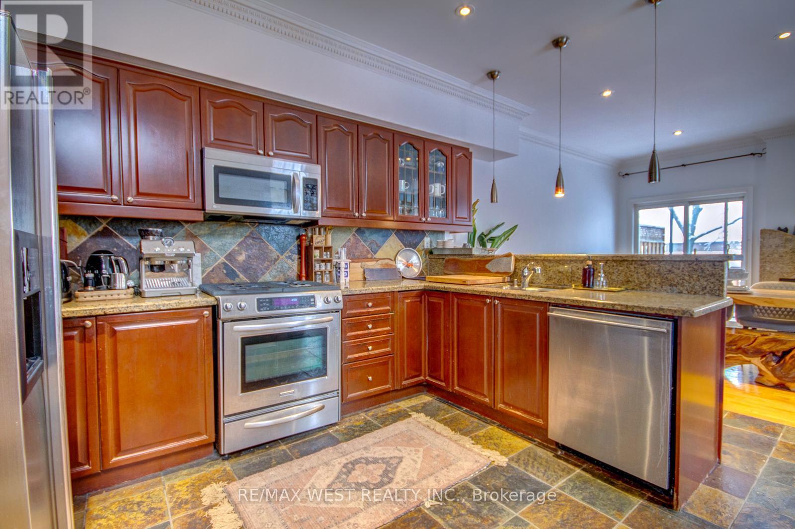 104A Benson Avenue, Richmond Hill, ON - Indoor Photo Showing Kitchen