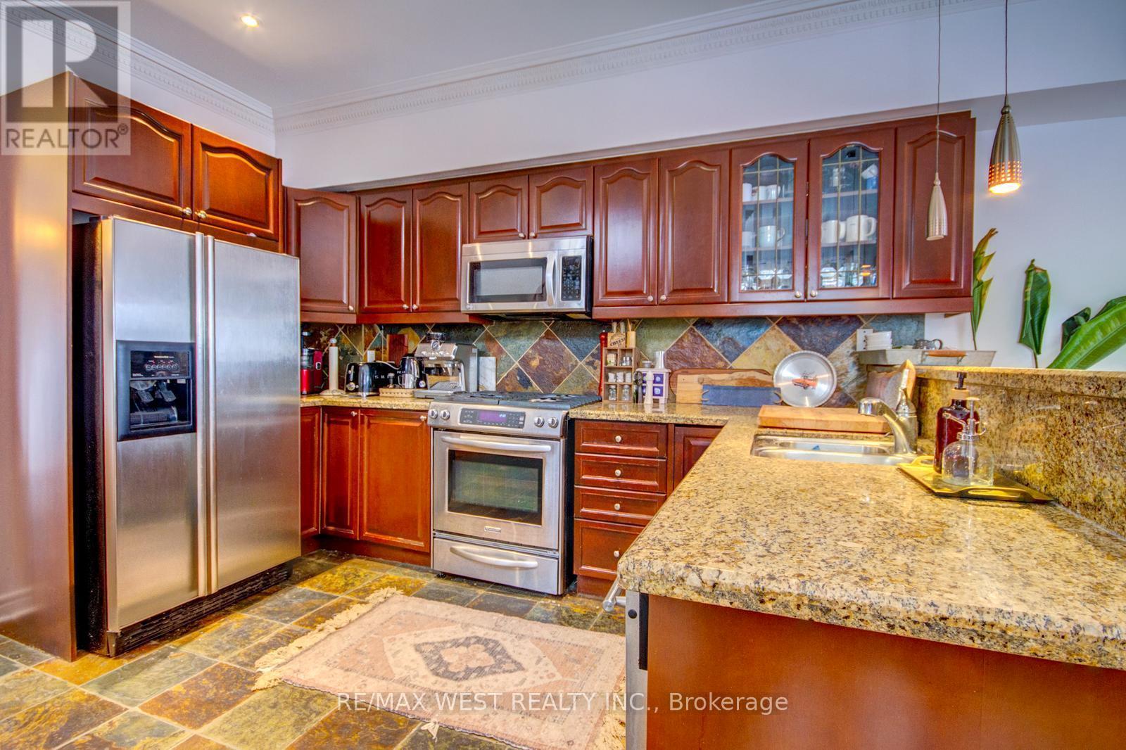 104A Benson Avenue, Richmond Hill, ON - Indoor Photo Showing Kitchen