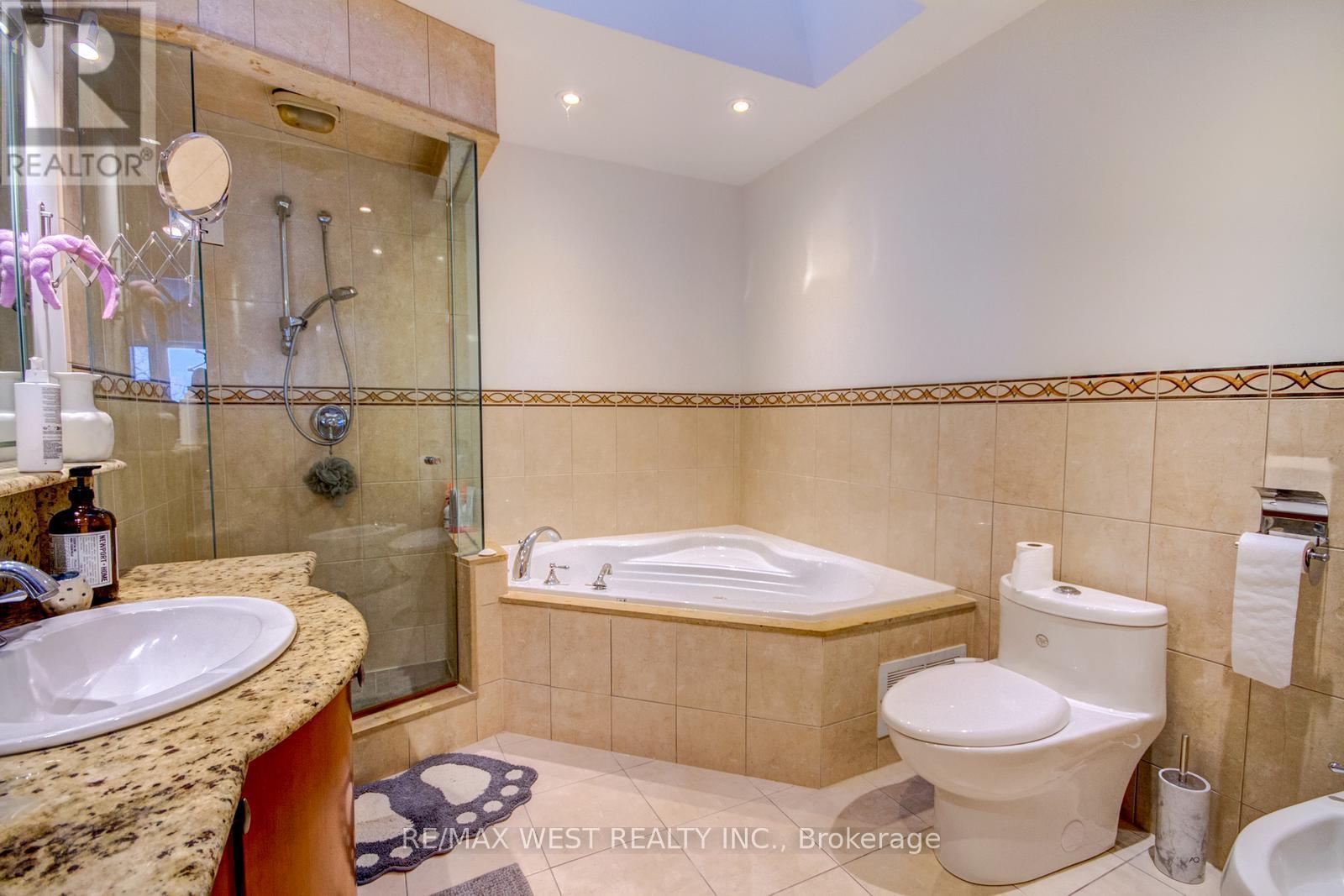 104A Benson Avenue, Richmond Hill, ON - Indoor Photo Showing Bathroom