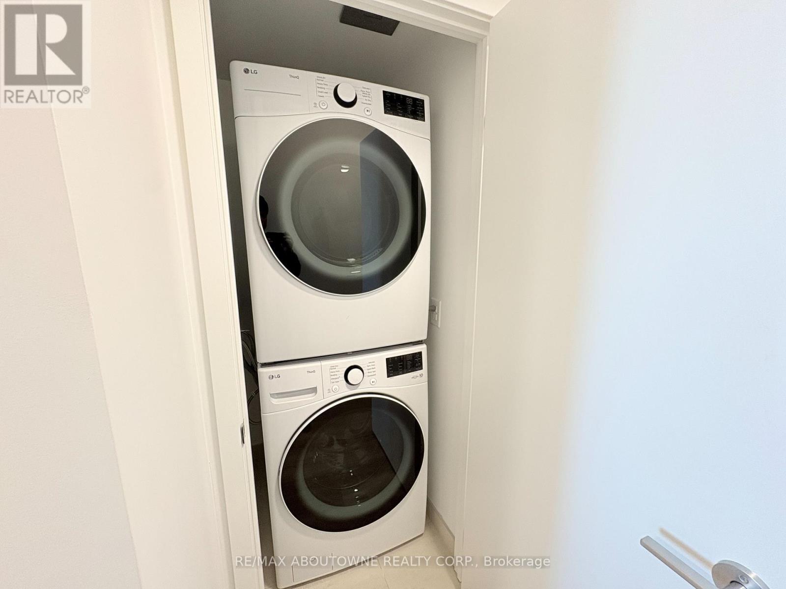 3401 - 395 Square One Drive, Mississauga, ON - Indoor Photo Showing Laundry Room