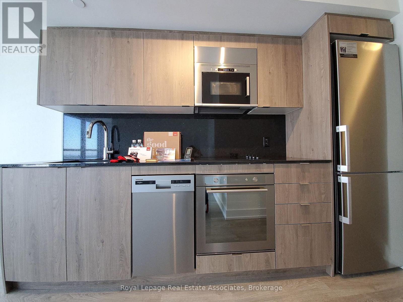 1831 - 5 Mabelle Avenue, Toronto, ON - Indoor Photo Showing Kitchen