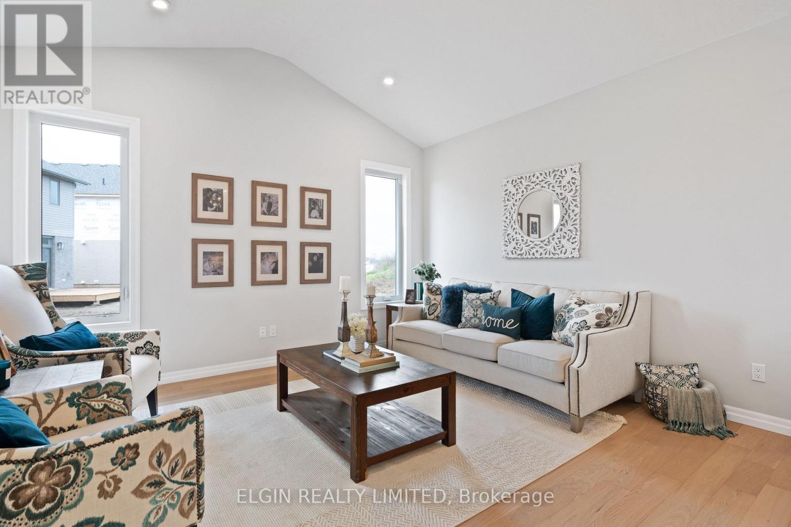 29 Hemlock Crescent, Aylmer, ON - Indoor Photo Showing Living Room