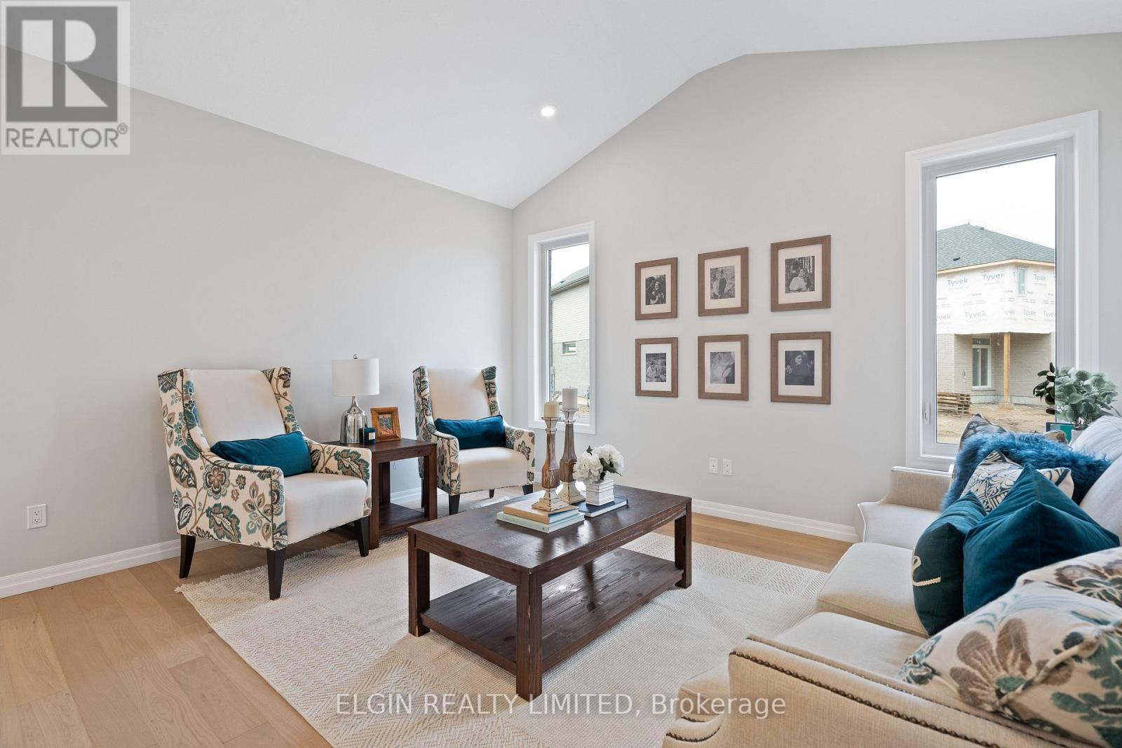 29 Hemlock Crescent, Aylmer, ON - Indoor Photo Showing Living Room