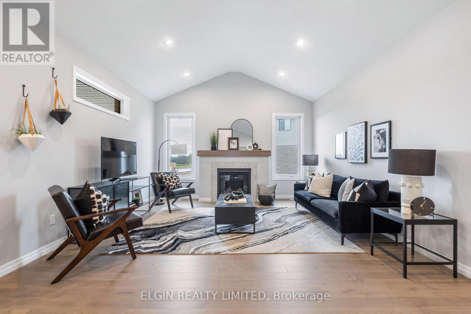 31 Hemlock Crescent, Aylmer, ON - Indoor Photo Showing Living Room With Fireplace