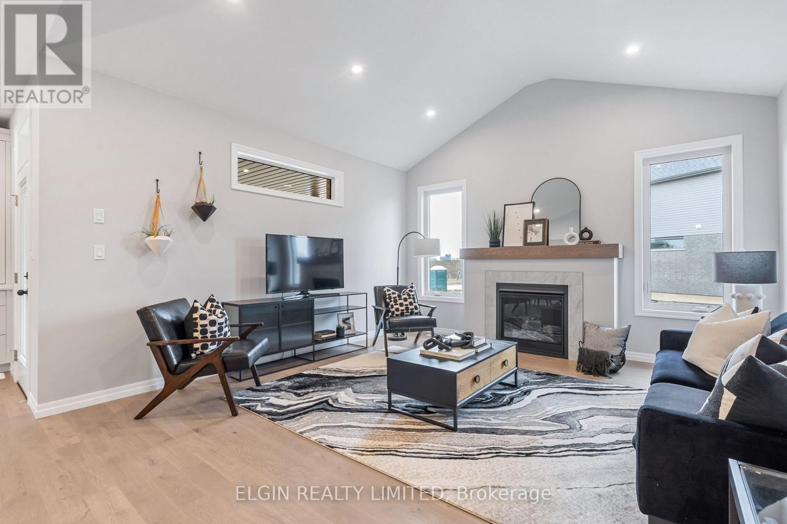 31 Hemlock Crescent, Aylmer, ON - Indoor Photo Showing Living Room With Fireplace