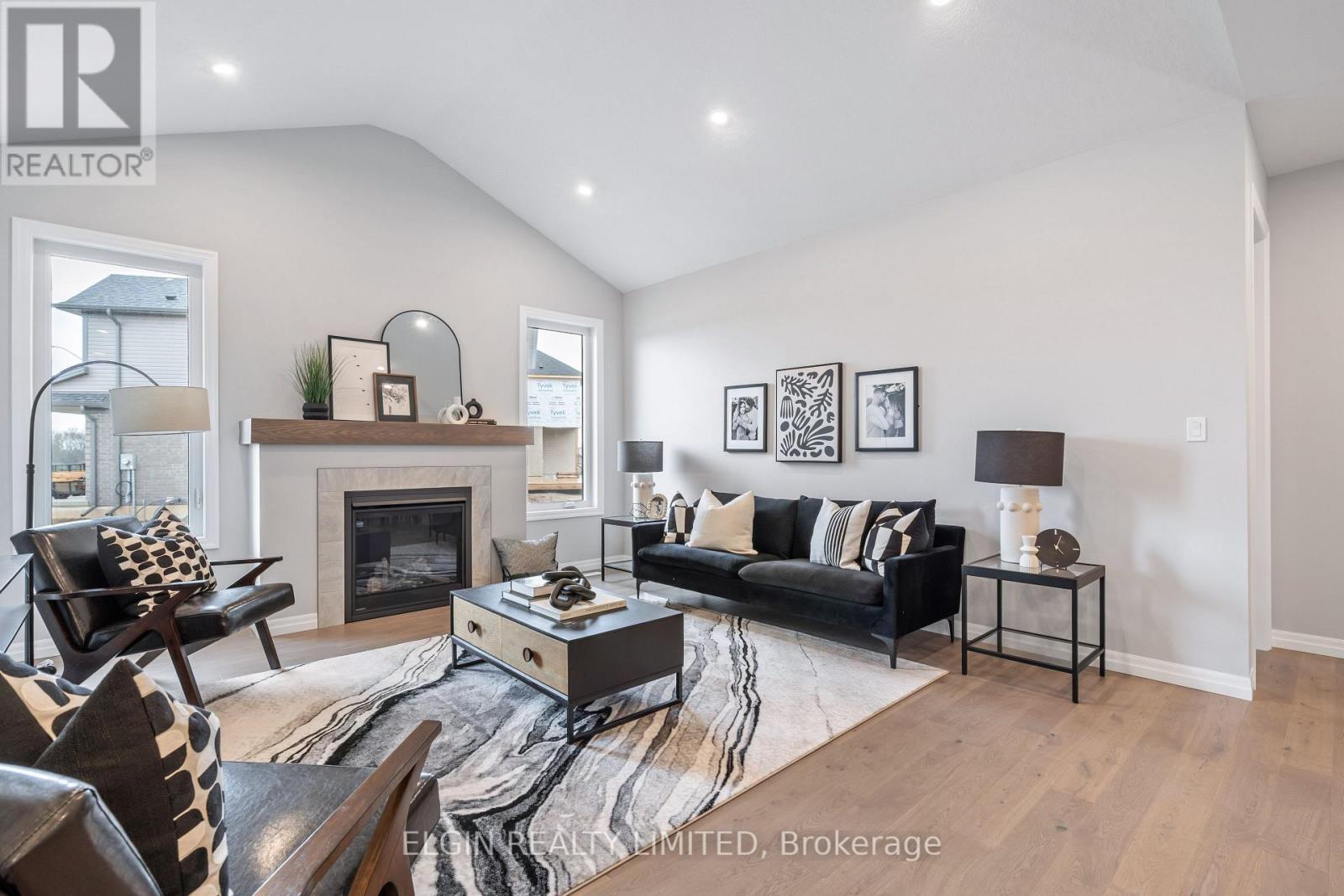 31 Hemlock Crescent, Aylmer, ON - Indoor Photo Showing Living Room With Fireplace