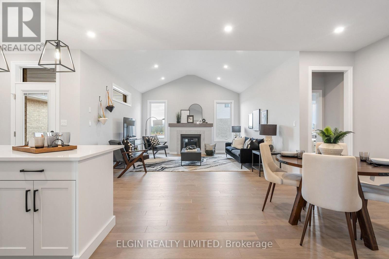 31 Hemlock Crescent, Aylmer, ON - Indoor Photo Showing Other Room With Fireplace