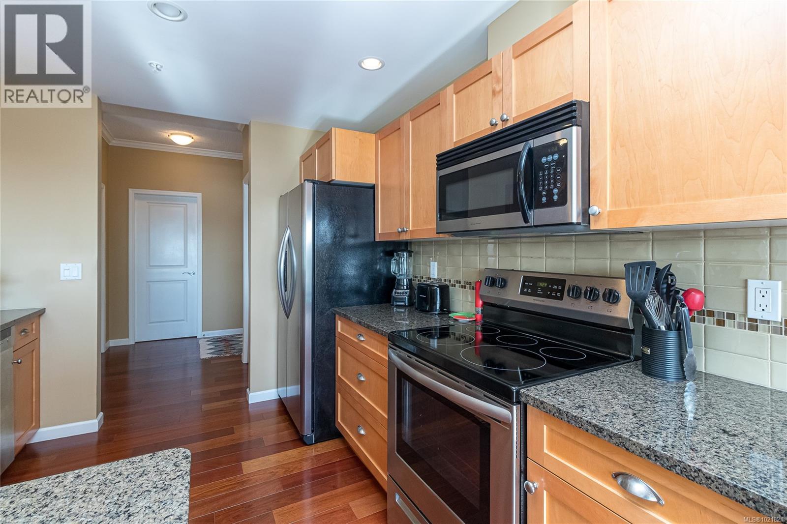 404 125 Aldersmith Pl, View Royal, BC - Indoor Photo Showing Kitchen