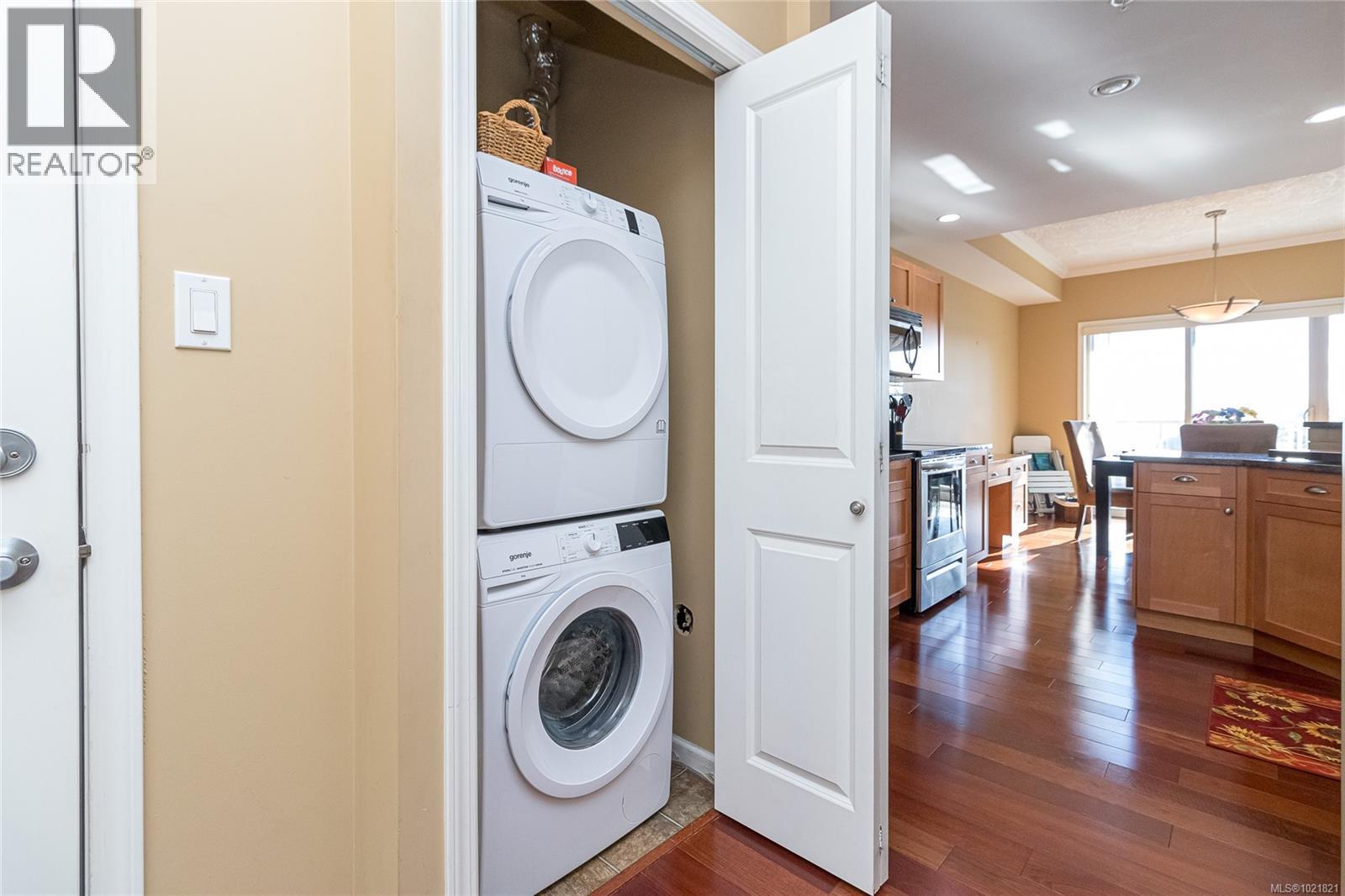 404 125 Aldersmith Pl, View Royal, BC - Indoor Photo Showing Laundry Room