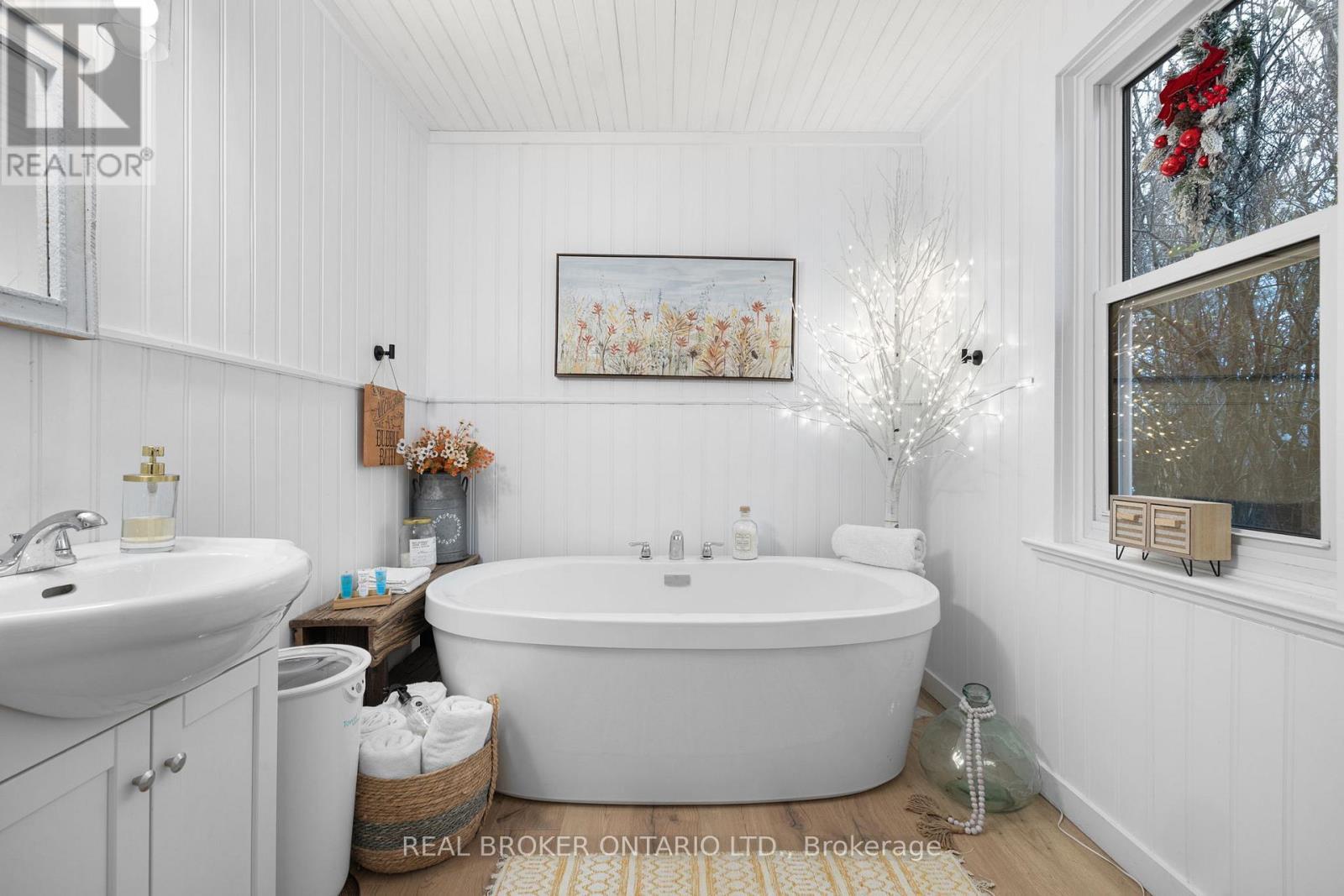 66 Bridge Street, Addington Highlands, ON - Indoor Photo Showing Bathroom