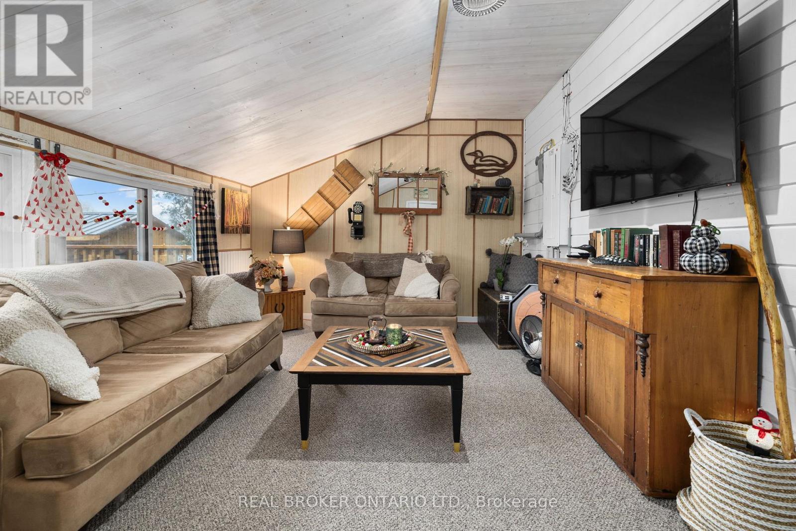 66 Bridge Street, Addington Highlands, ON - Indoor Photo Showing Living Room