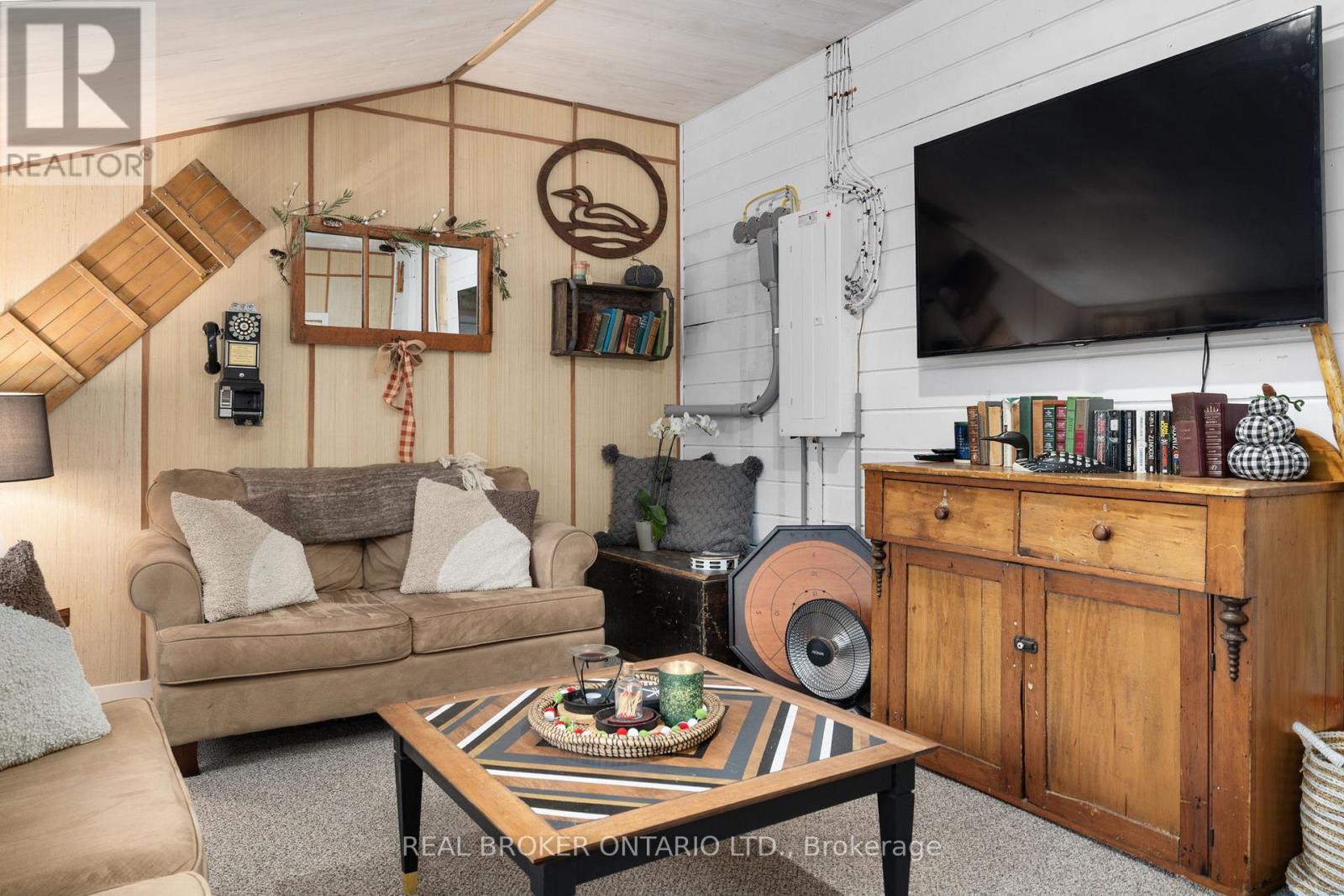 66 Bridge Street, Addington Highlands, ON - Indoor Photo Showing Living Room