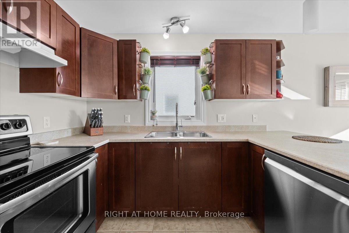 225 Mica Crescent, Clarence-Rockland, ON - Indoor Photo Showing Kitchen With Double Sink