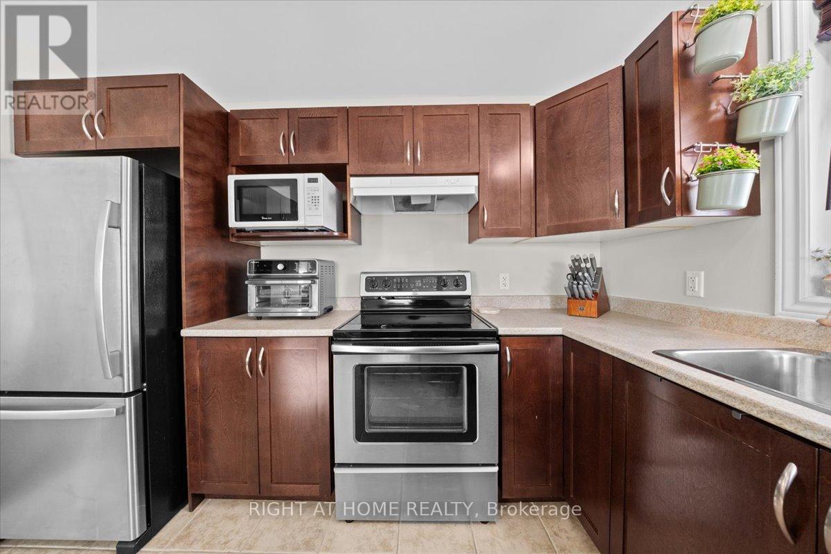 225 Mica Crescent, Clarence-Rockland, ON - Indoor Photo Showing Kitchen