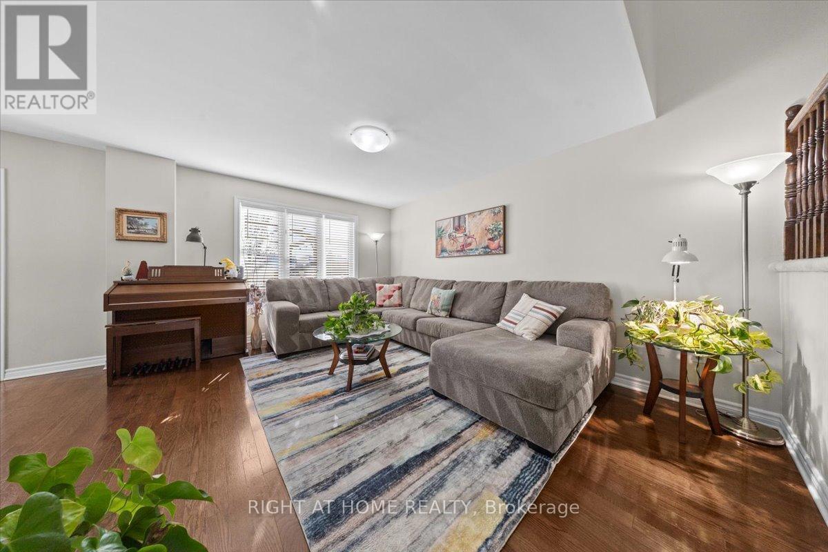 225 Mica Crescent, Clarence-Rockland, ON - Indoor Photo Showing Living Room
