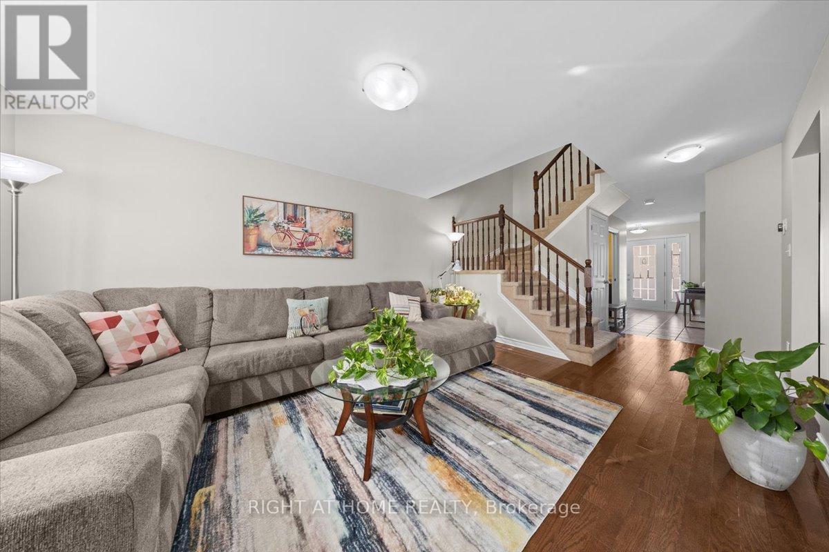 225 Mica Crescent, Clarence-Rockland, ON - Indoor Photo Showing Living Room