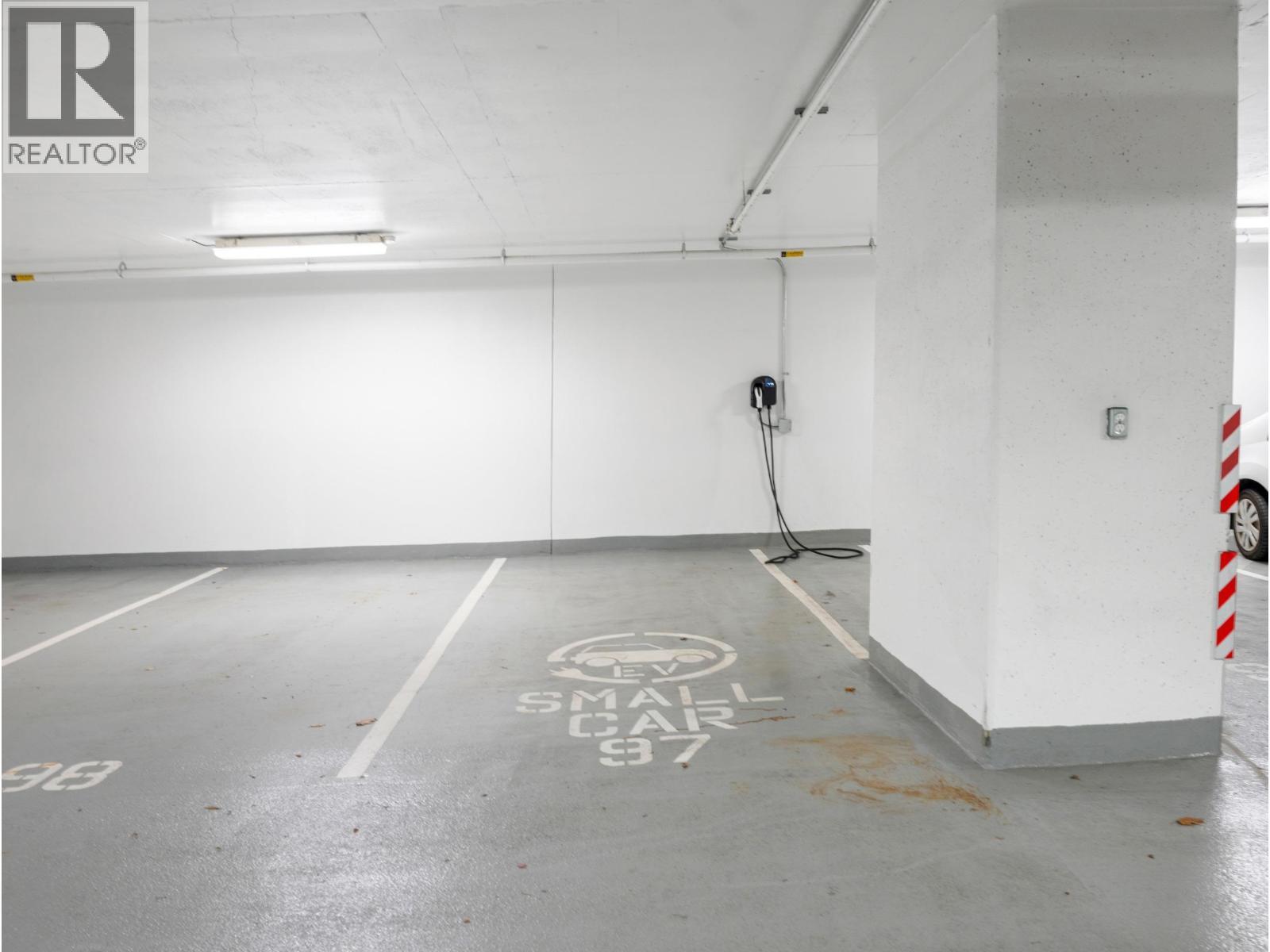 4507 4650 Brentwood Boulevard, Burnaby, BC - Indoor Photo Showing Garage