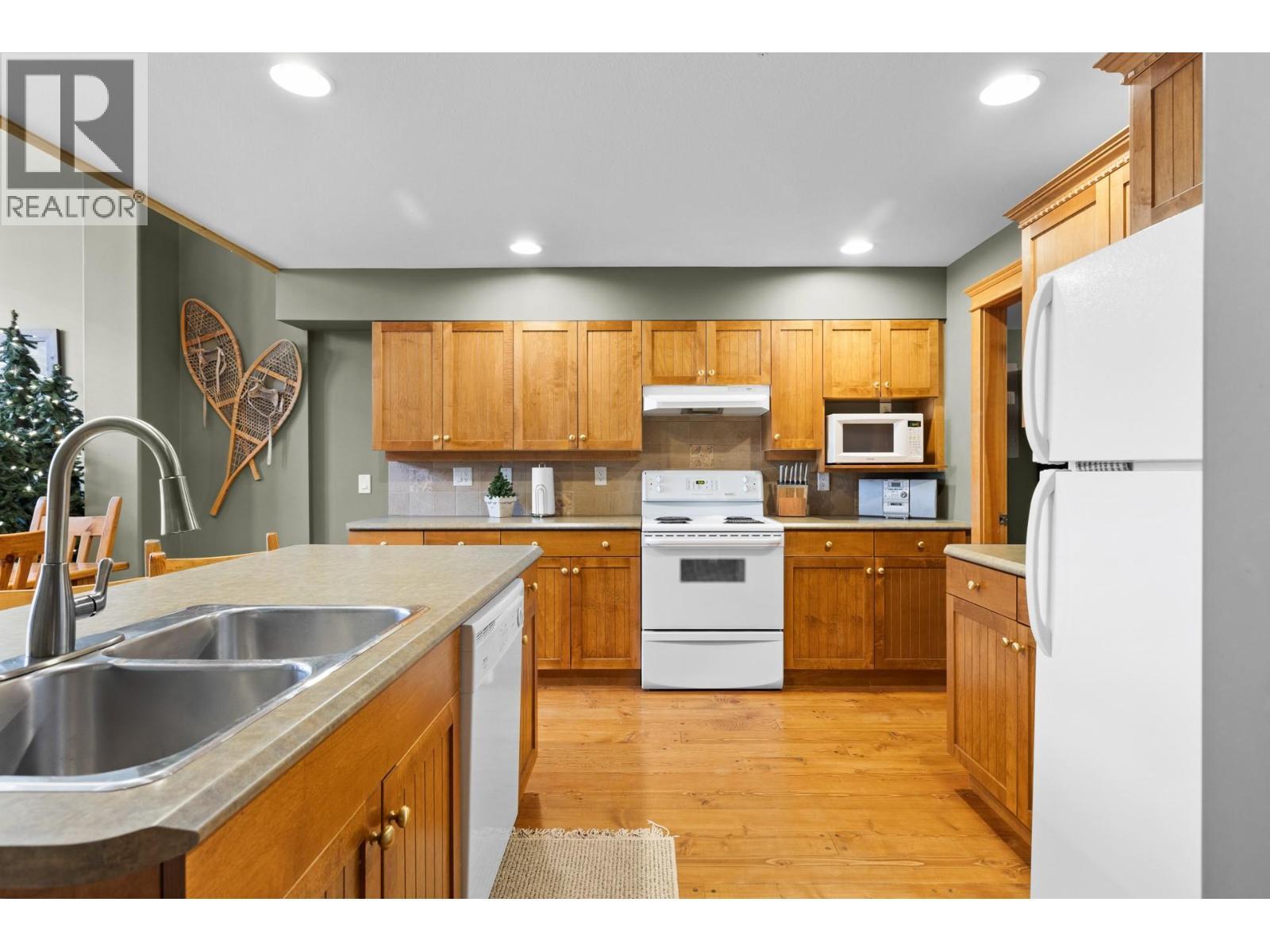 7640 Porcupine Road Unit# 33, Big White, BC - Indoor Photo Showing Kitchen With Double Sink