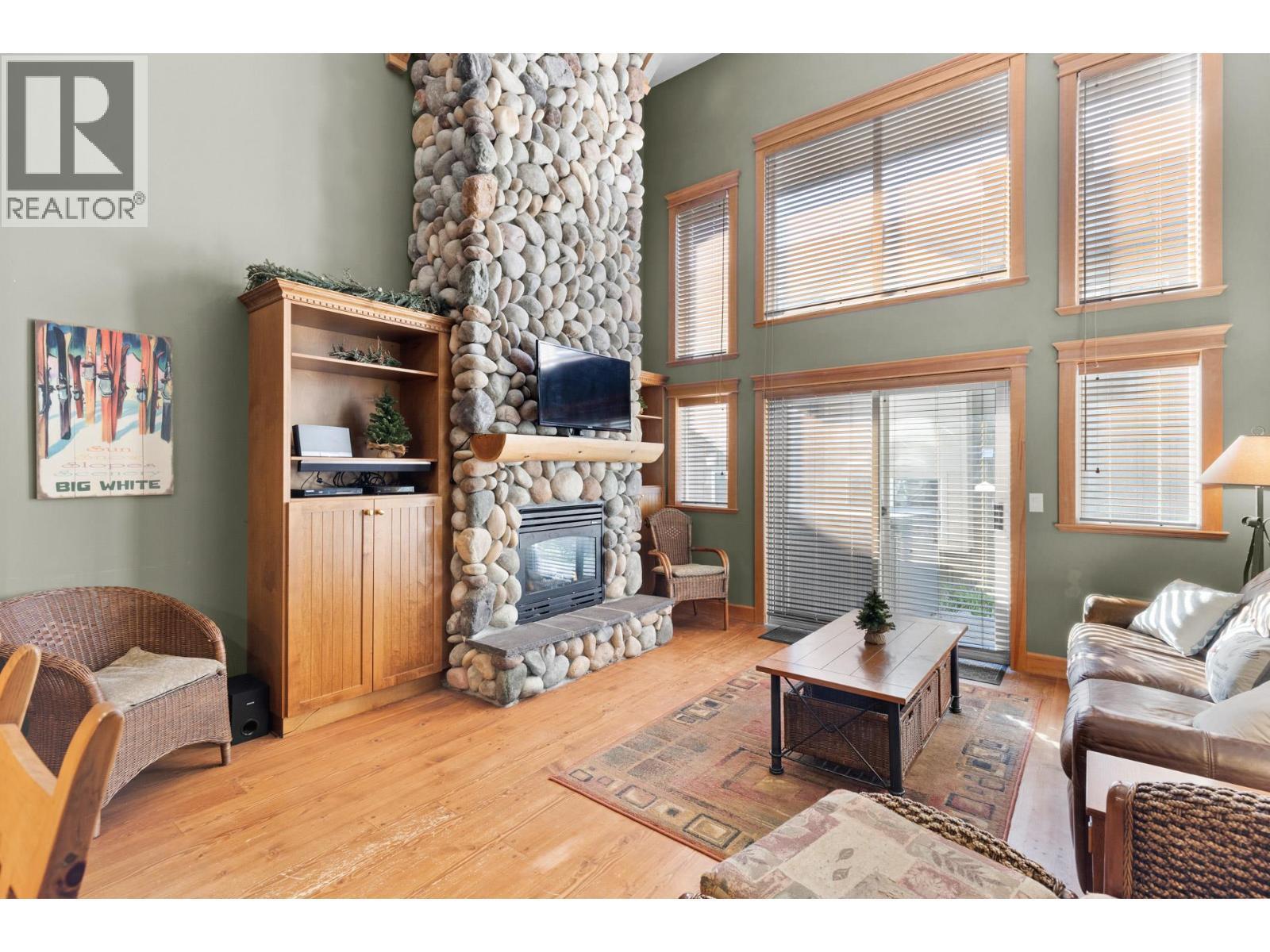 7640 Porcupine Road Unit# 33, Big White, BC - Indoor Photo Showing Living Room With Fireplace