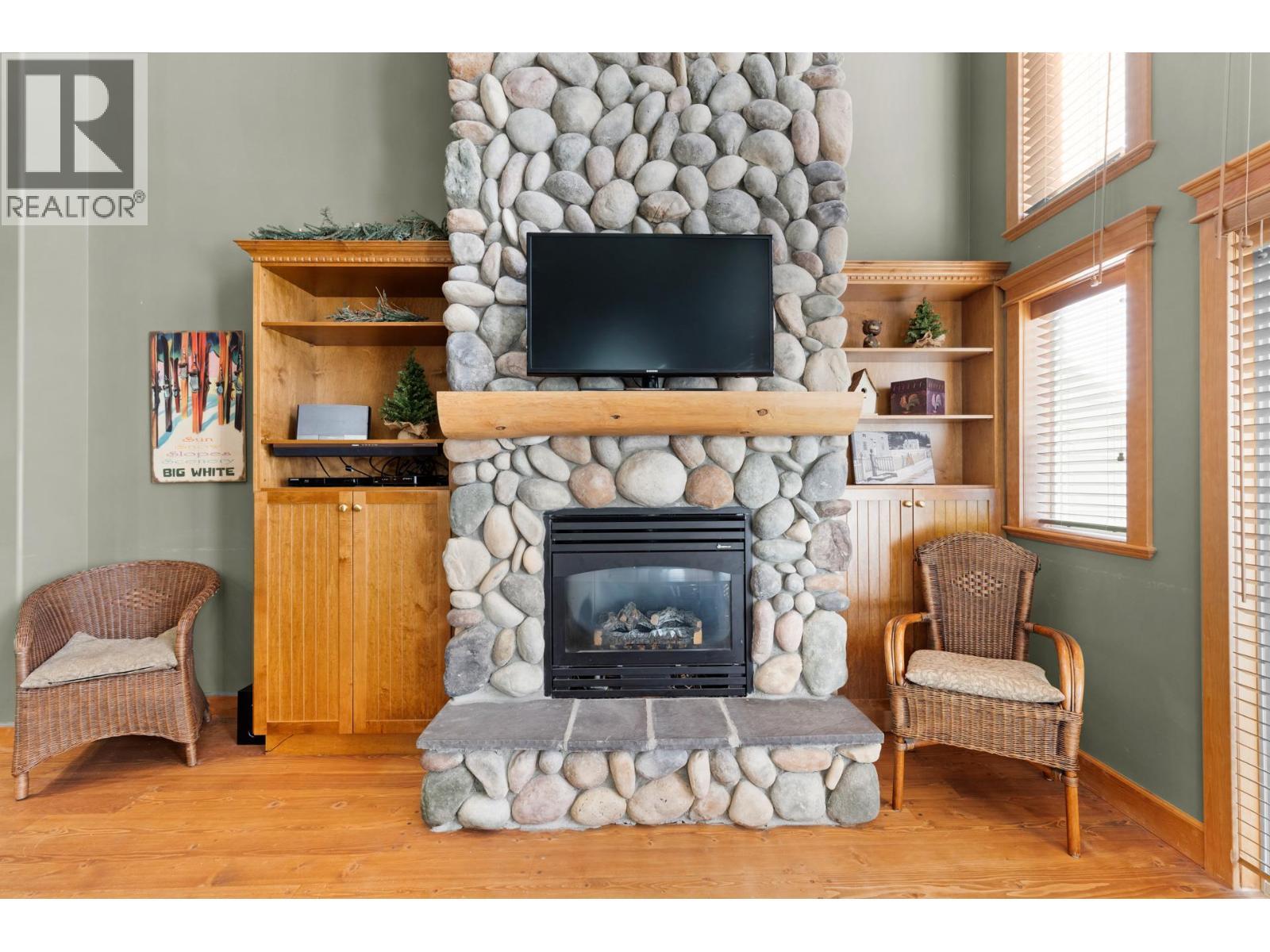 7640 Porcupine Road Unit# 33, Big White, BC - Indoor Photo Showing Living Room With Fireplace