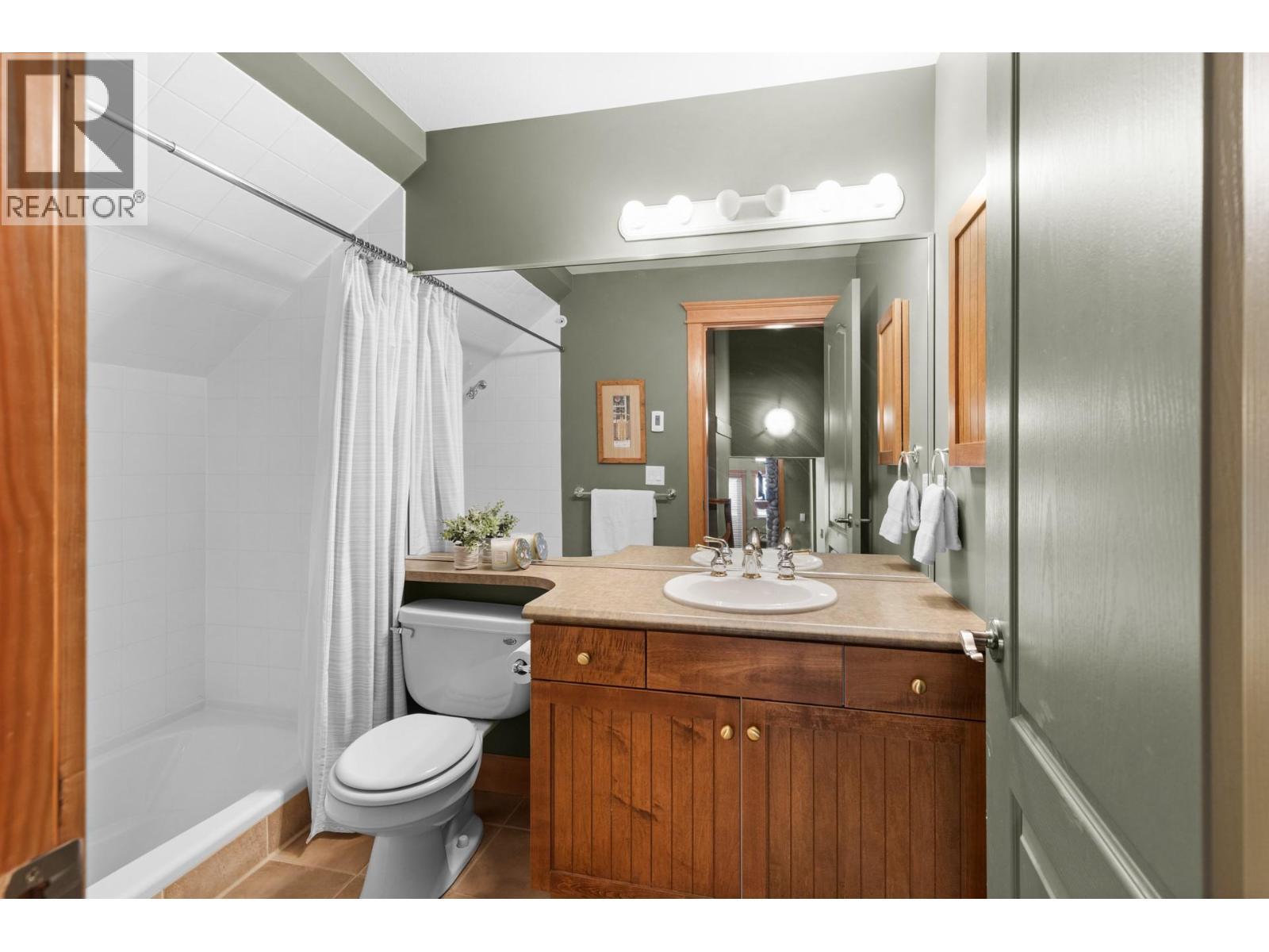 7640 Porcupine Road Unit# 33, Big White, BC - Indoor Photo Showing Bathroom