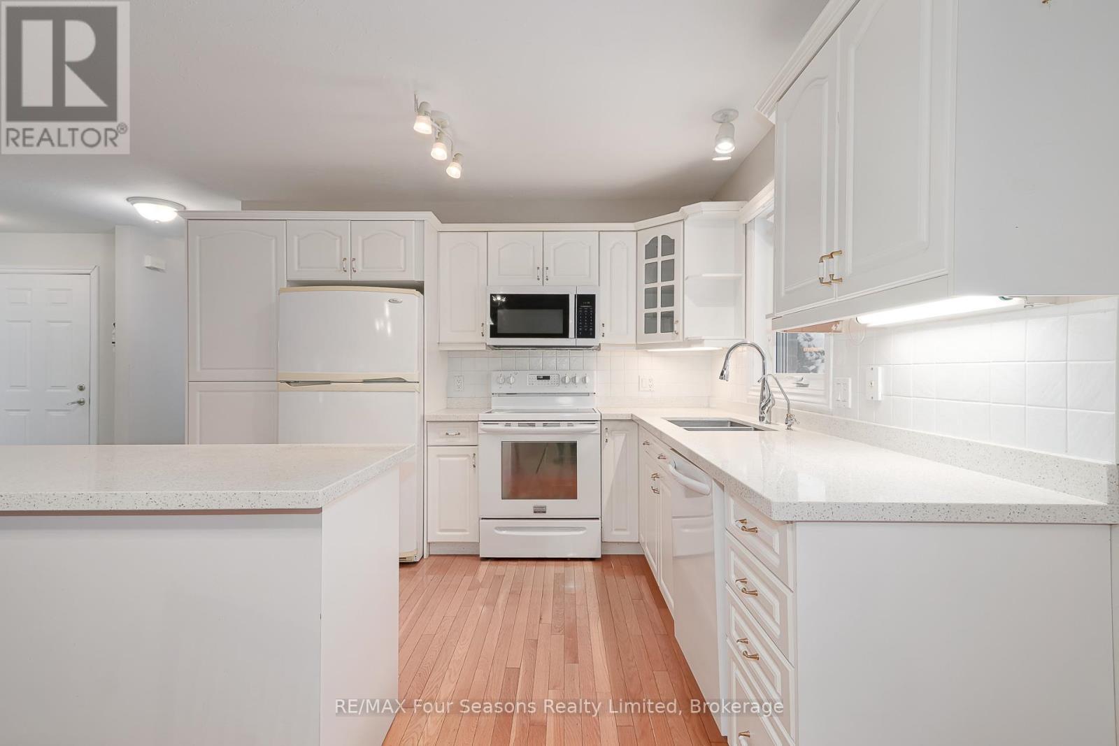 58 - 275 Huron Street, Clearview (Stayner), ON - Indoor Photo Showing Kitchen