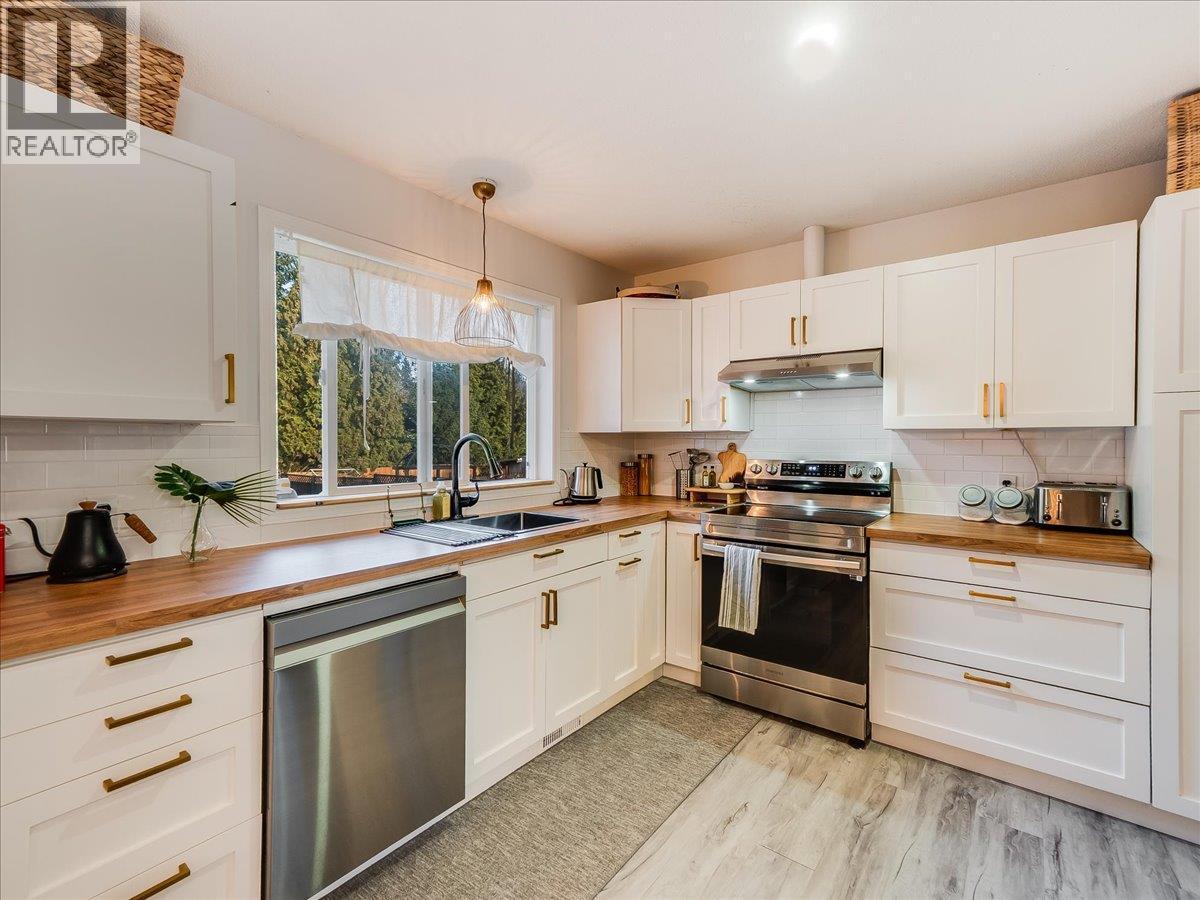 1359 Grosvenor Place, Castlegar, BC - Indoor Photo Showing Kitchen