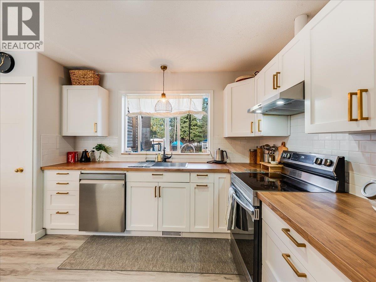 1359 Grosvenor Place, Castlegar, BC - Indoor Photo Showing Kitchen