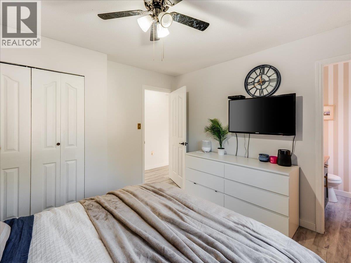 1359 Grosvenor Place, Castlegar, BC - Indoor Photo Showing Bedroom
