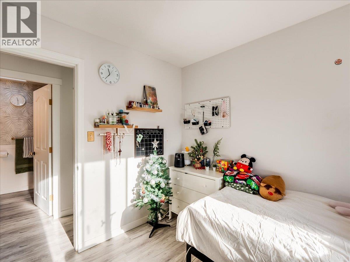 1359 Grosvenor Place, Castlegar, BC - Indoor Photo Showing Bedroom