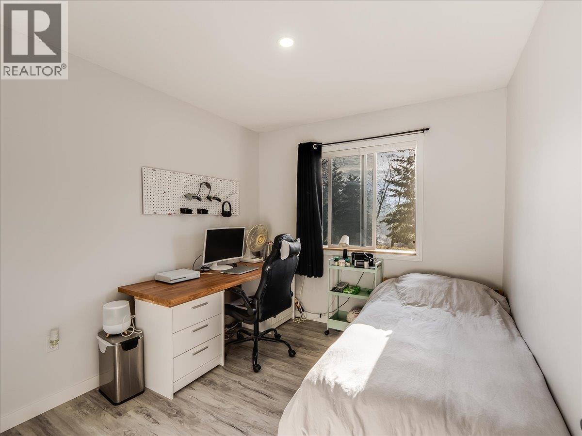 1359 Grosvenor Place, Castlegar, BC - Indoor Photo Showing Bedroom