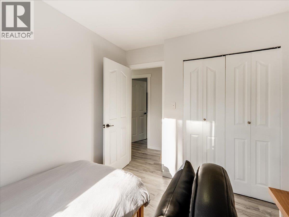 1359 Grosvenor Place, Castlegar, BC - Indoor Photo Showing Bedroom