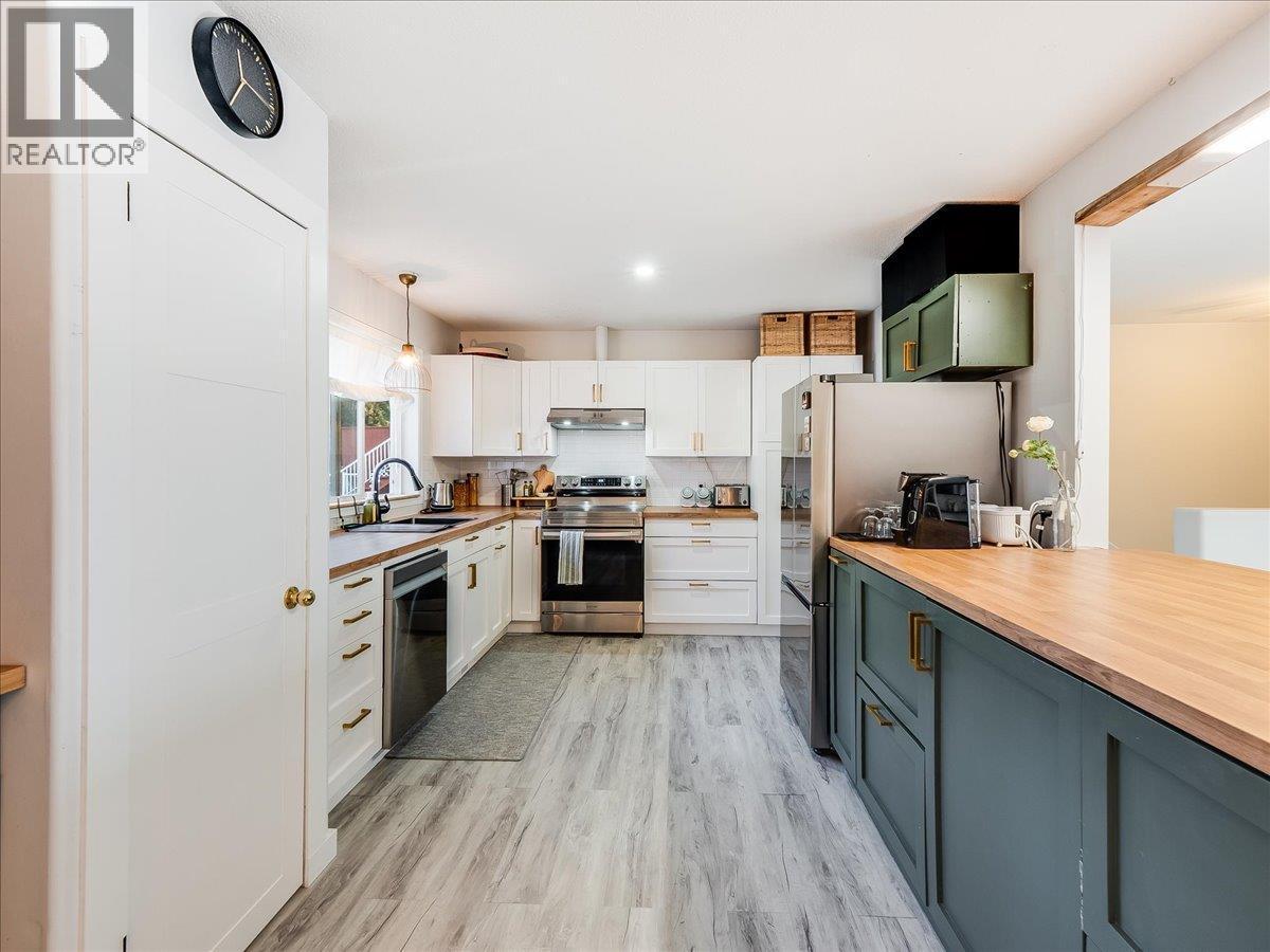 1359 Grosvenor Place, Castlegar, BC - Indoor Photo Showing Kitchen