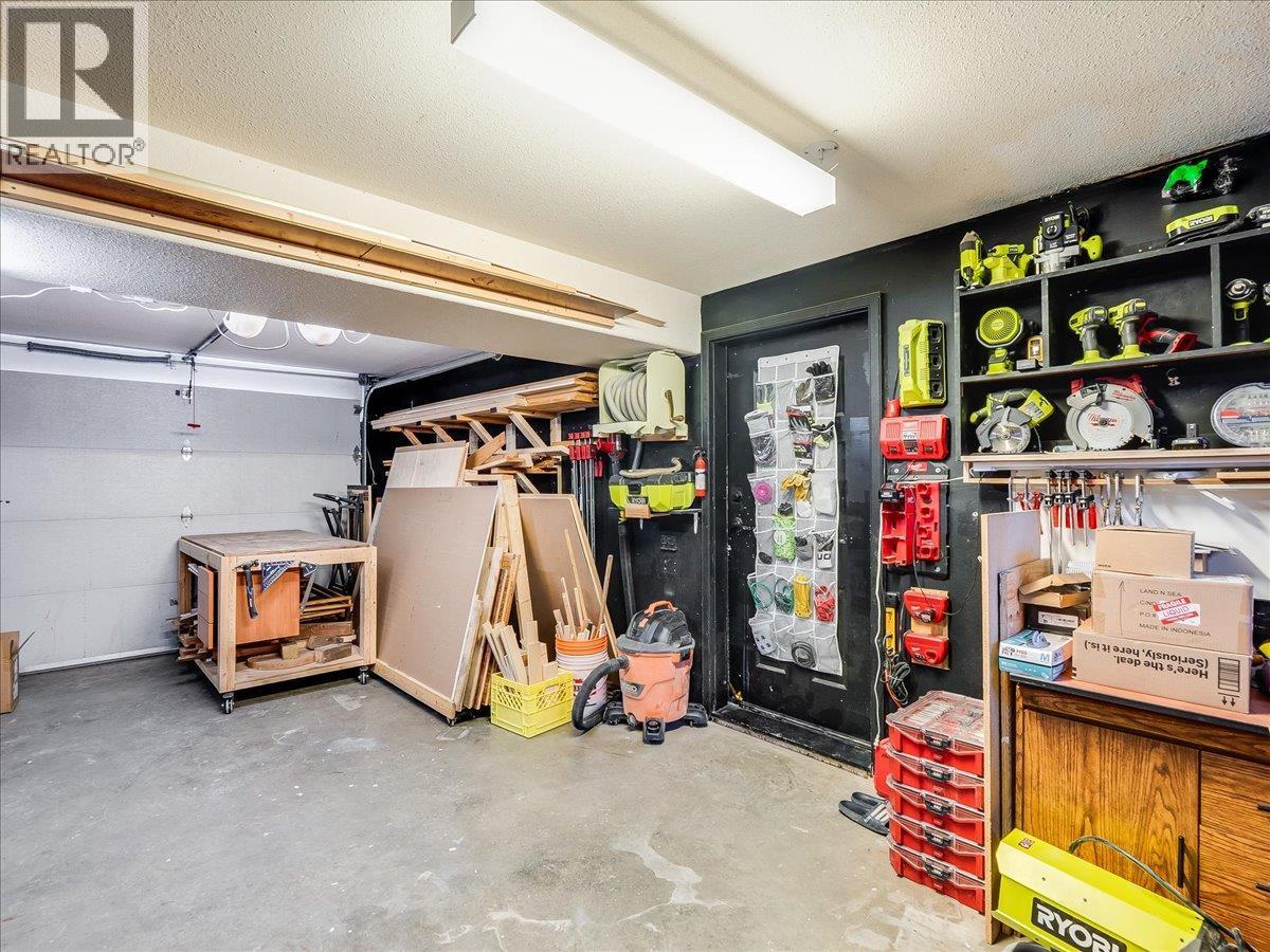 1359 Grosvenor Place, Castlegar, BC - Indoor Photo Showing Garage