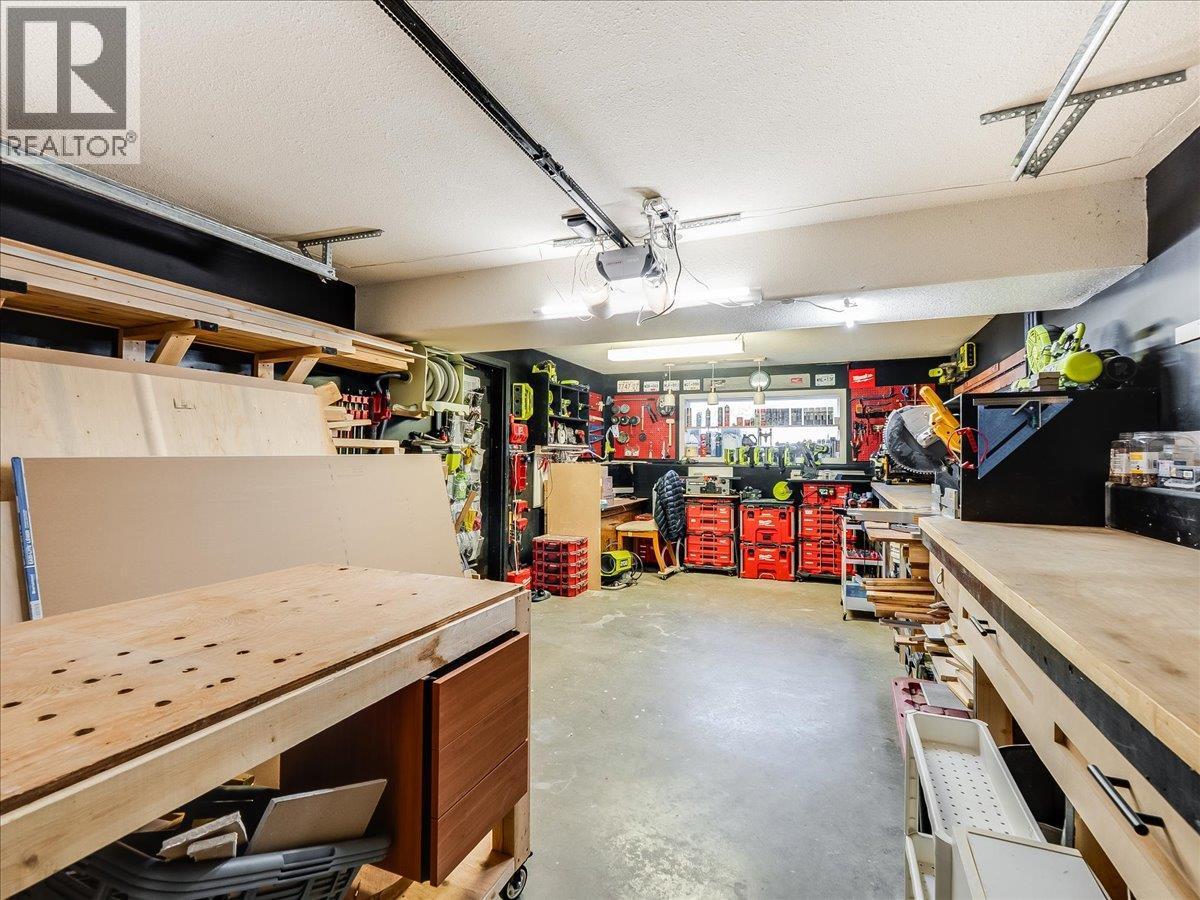 1359 Grosvenor Place, Castlegar, BC - Indoor Photo Showing Garage