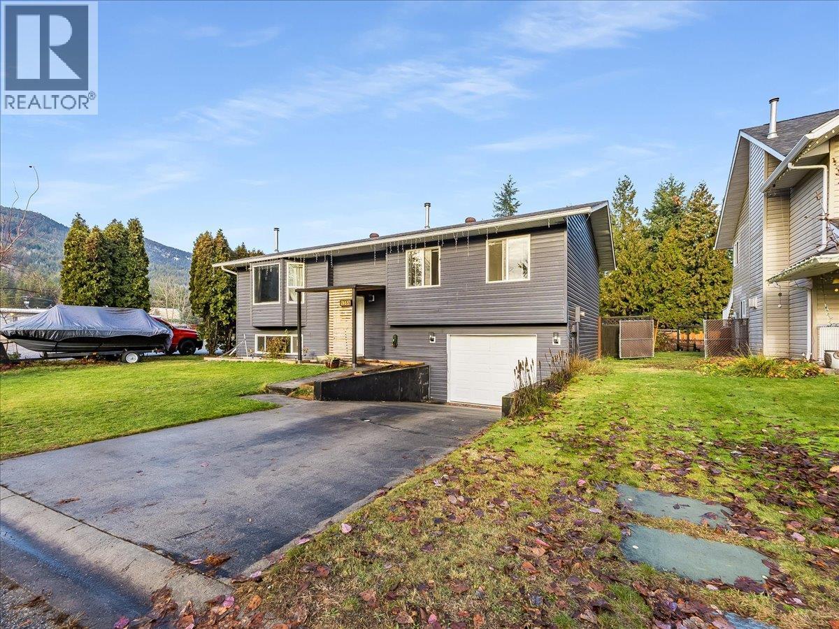 1359 Grosvenor Place, Castlegar, BC - Outdoor