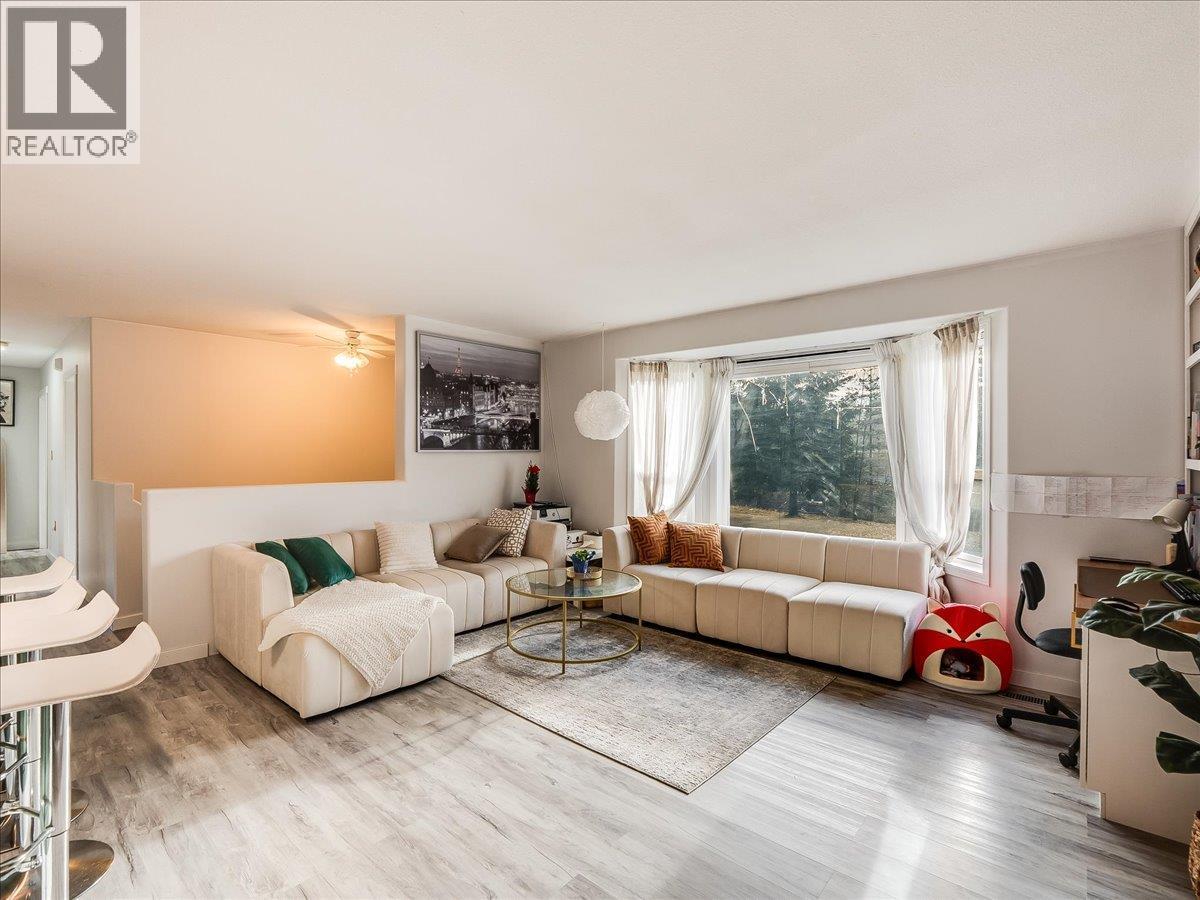 1359 Grosvenor Place, Castlegar, BC - Indoor Photo Showing Living Room
