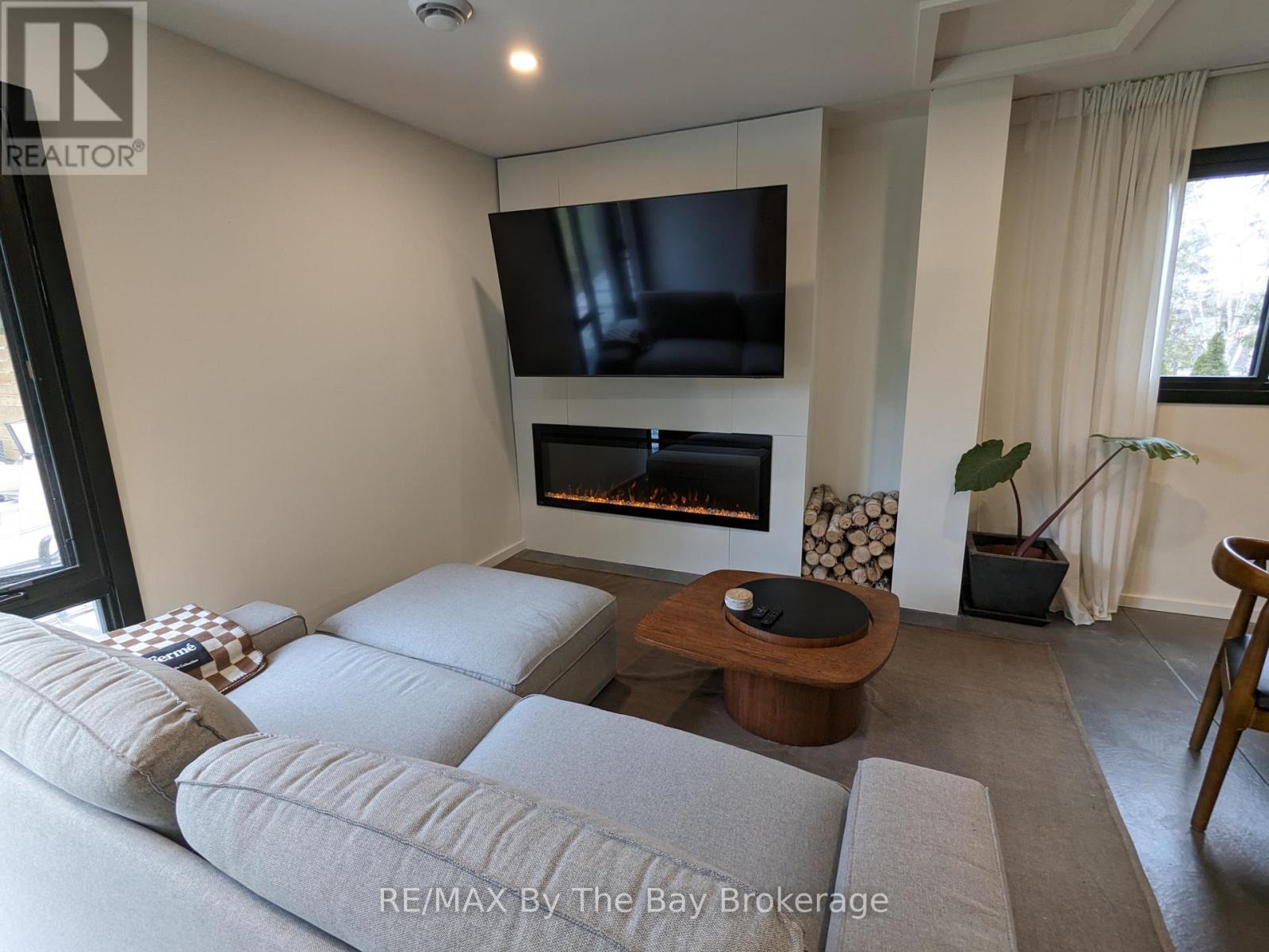 117 Glenlake Boulevard, Collingwood, ON - Indoor Photo Showing Living Room With Fireplace