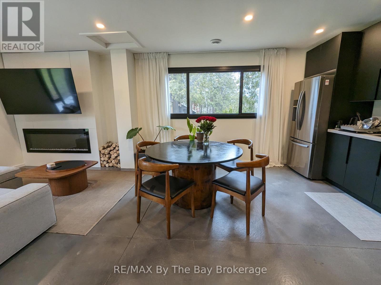 117 Glenlake Boulevard, Collingwood, ON - Indoor With Fireplace