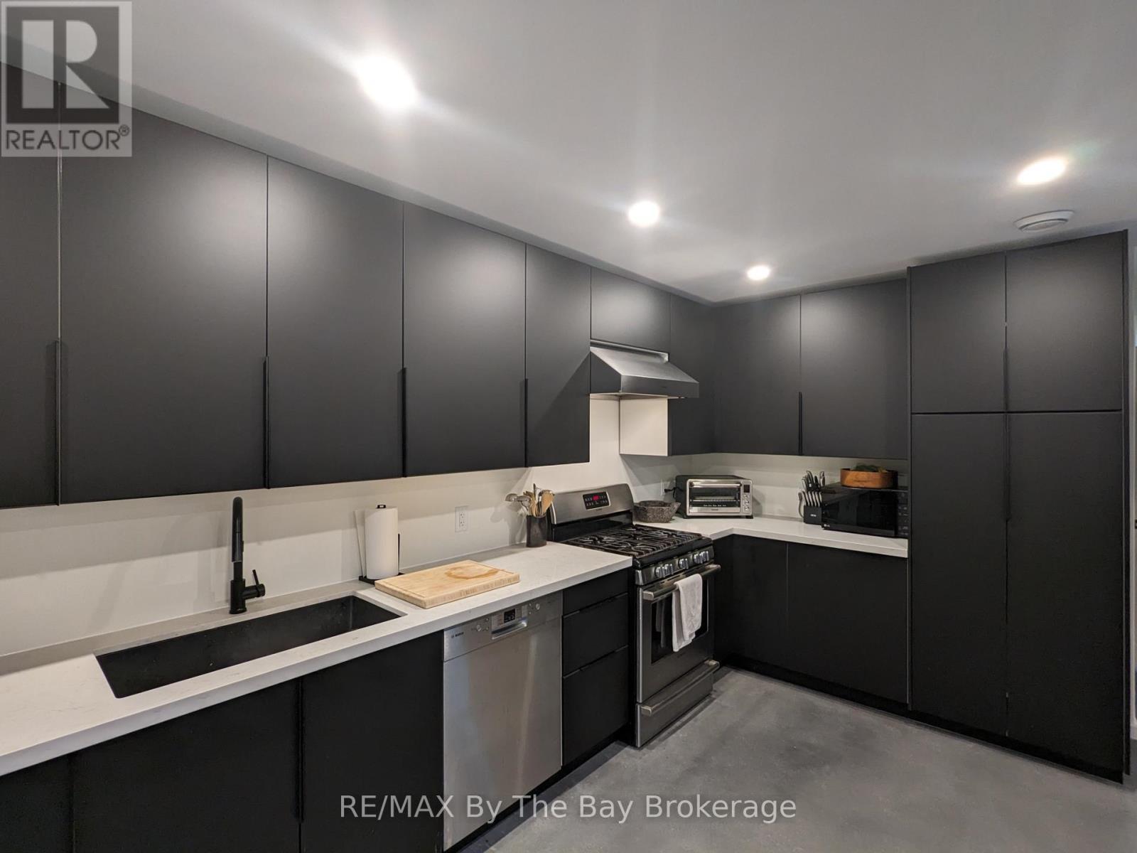 117 Glenlake Boulevard, Collingwood, ON - Indoor Photo Showing Kitchen