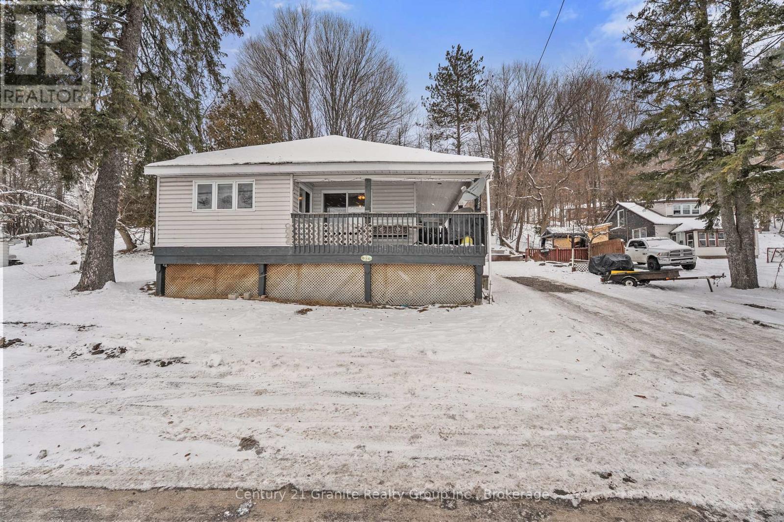 27 Sunnyside Street, Dysart Et Al (Dysart), ON - Outdoor With Deck Patio Veranda