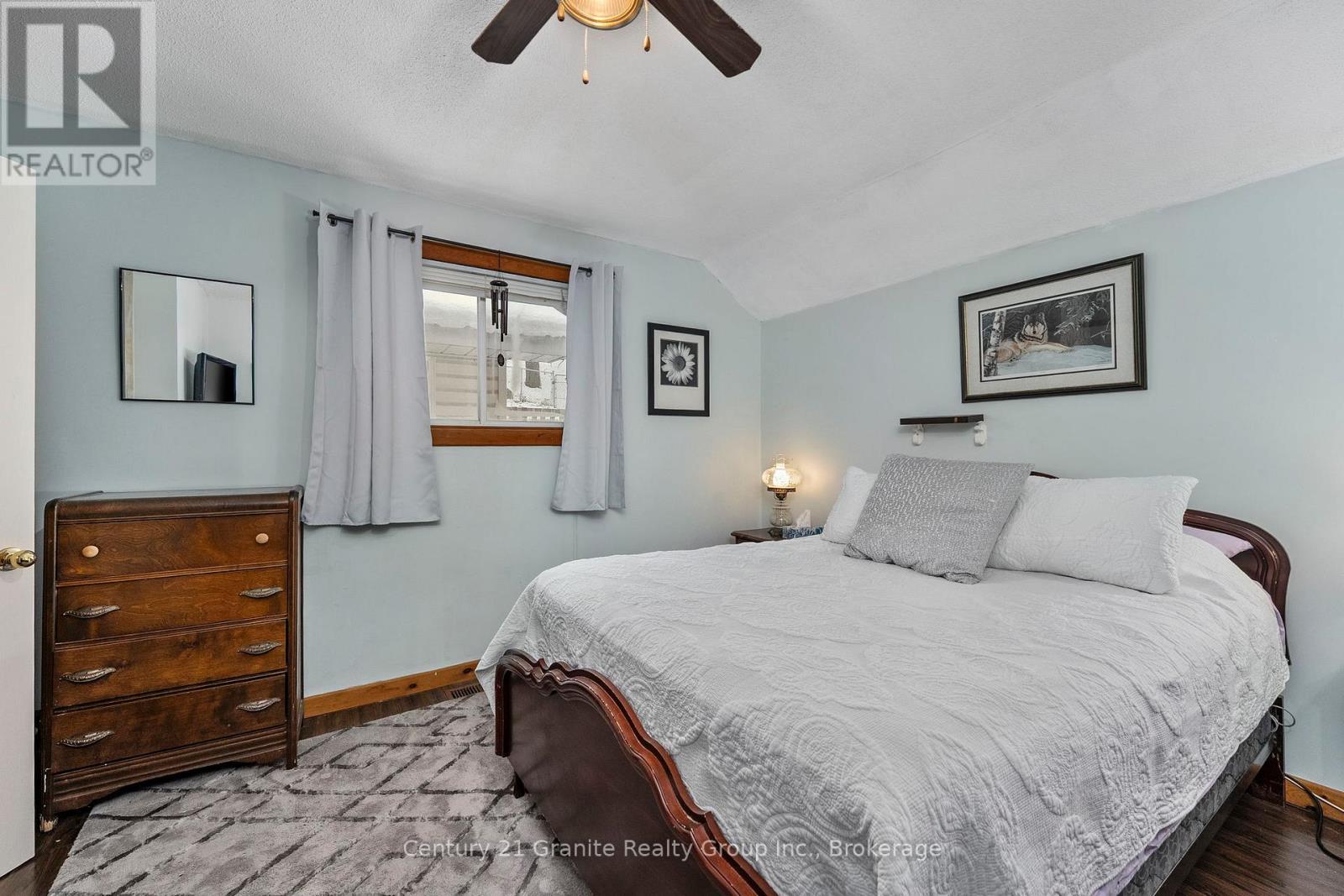 27 Sunnyside Street, Dysart Et Al (Dysart), ON - Indoor Photo Showing Bedroom