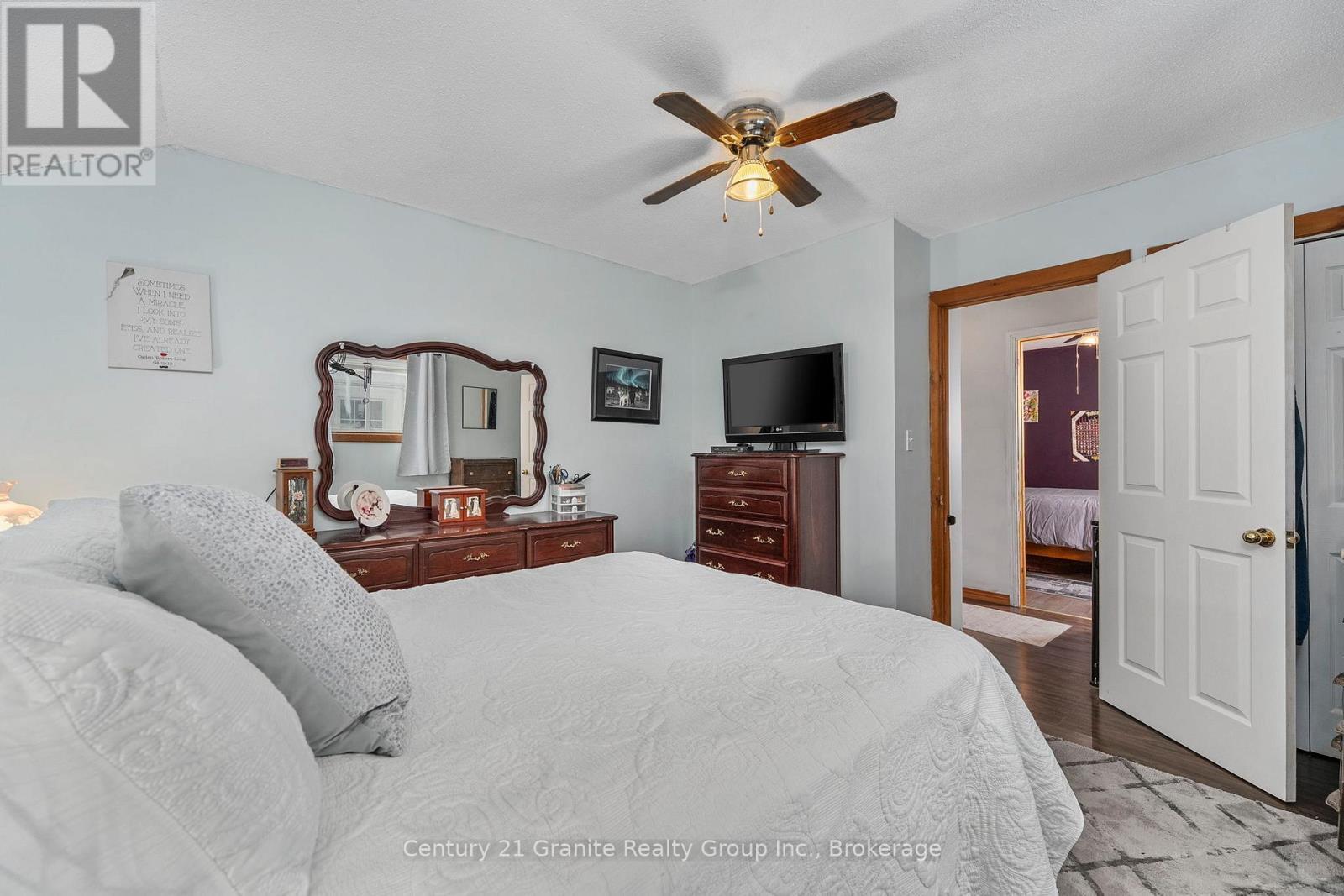 27 Sunnyside Street, Dysart Et Al (Dysart), ON - Indoor Photo Showing Bedroom