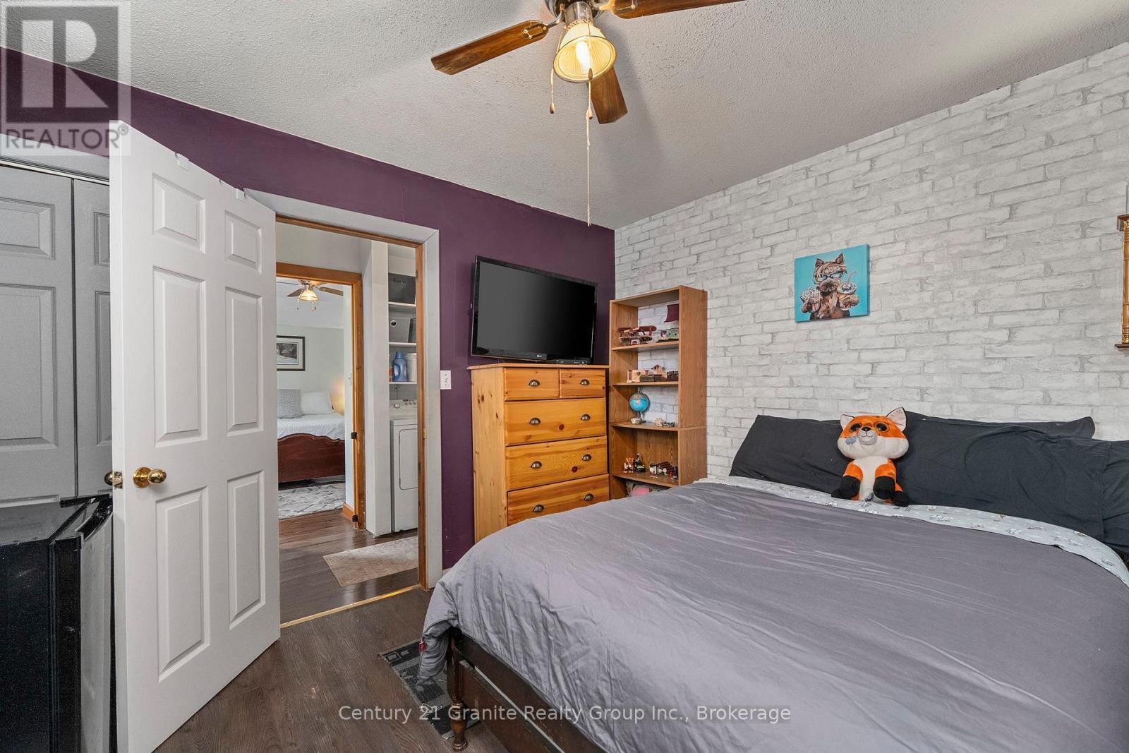 27 Sunnyside Street, Dysart Et Al (Dysart), ON - Indoor Photo Showing Bedroom