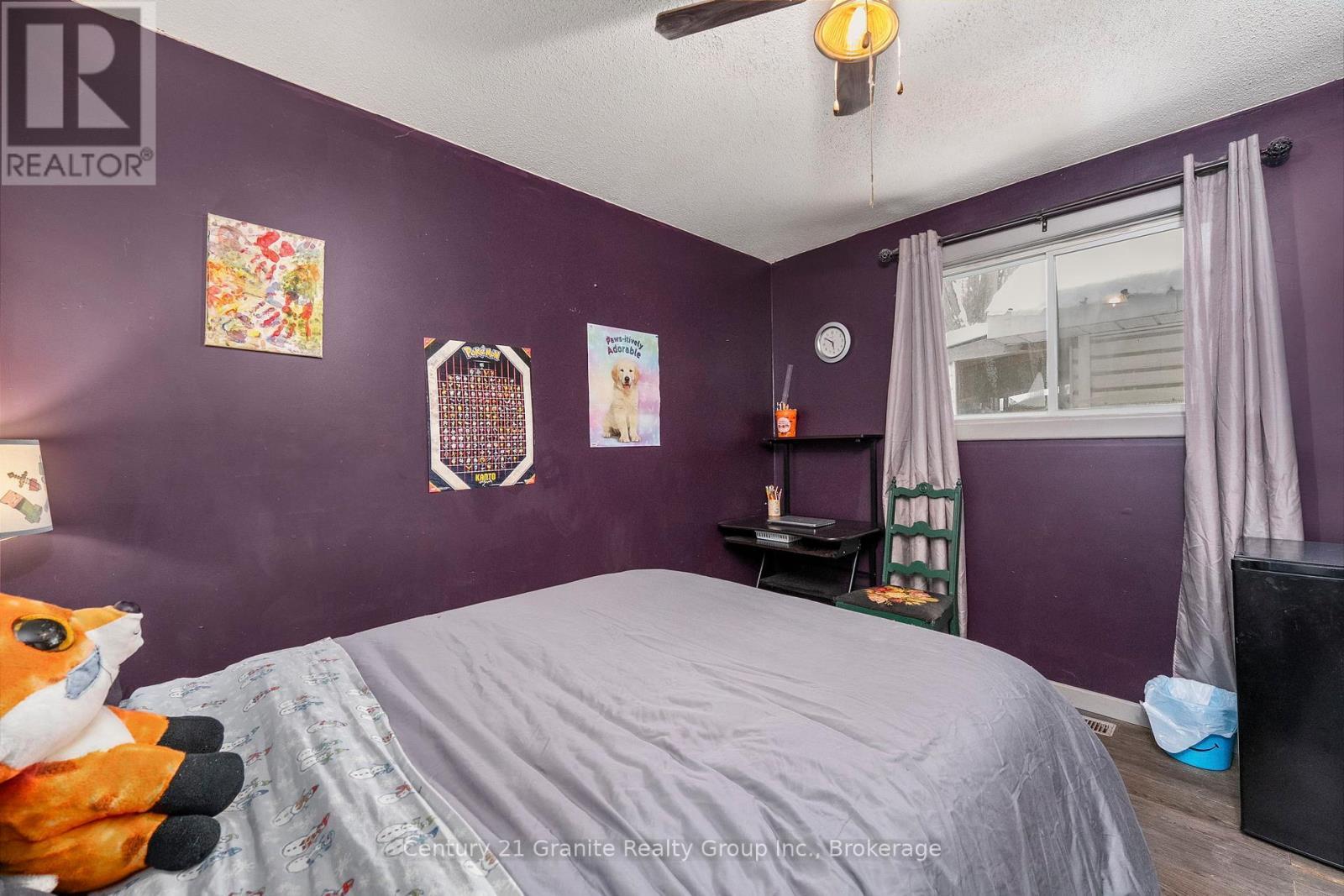 27 Sunnyside Street, Dysart Et Al (Dysart), ON - Indoor Photo Showing Bedroom