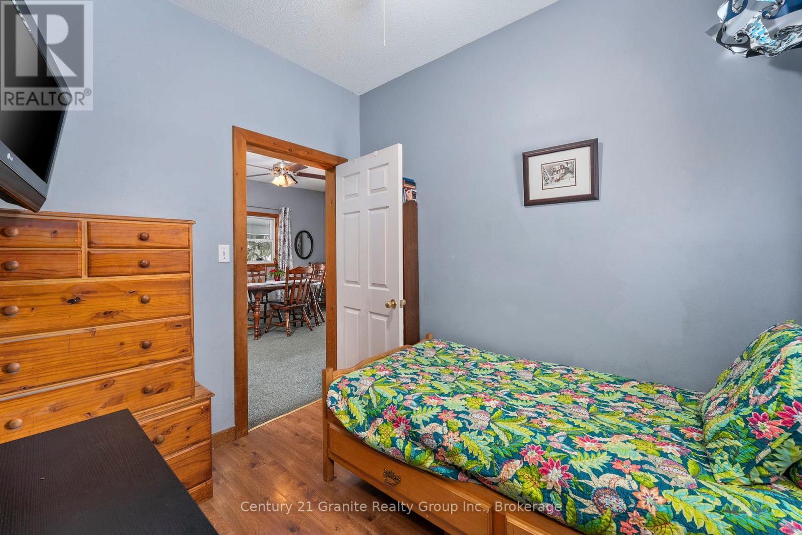 27 Sunnyside Street, Dysart Et Al (Dysart), ON - Indoor Photo Showing Bedroom