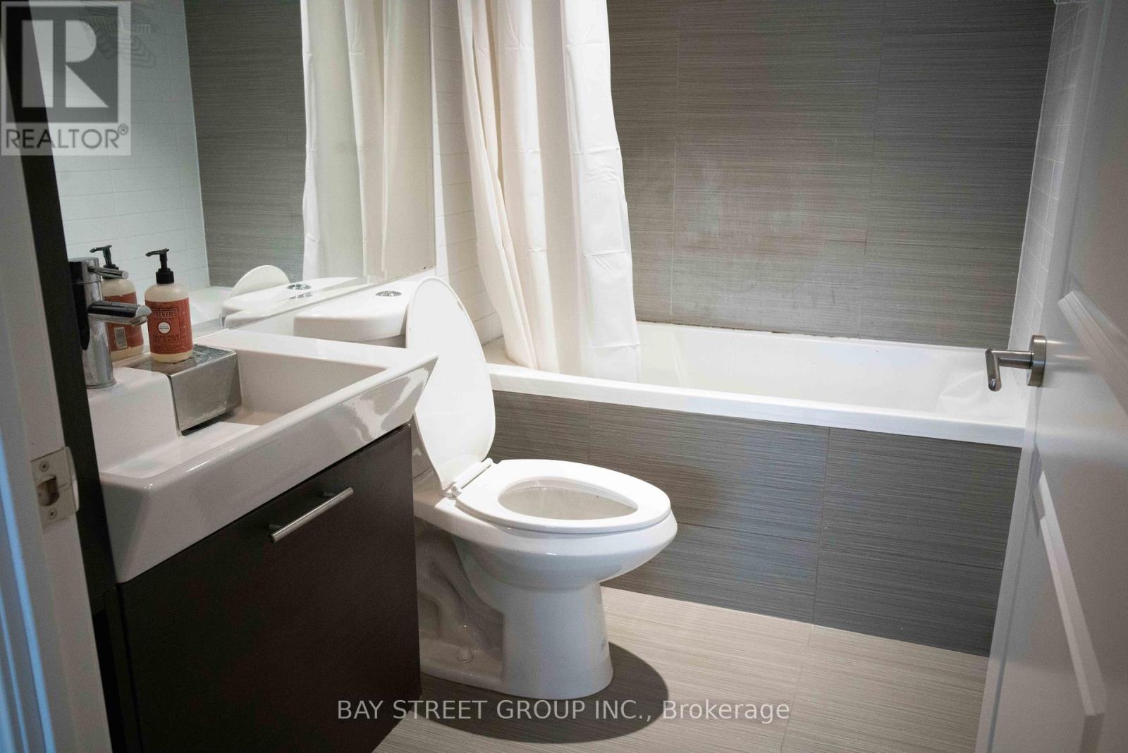 2310 - 386 Yonge Street, Toronto, ON - Indoor Photo Showing Bathroom