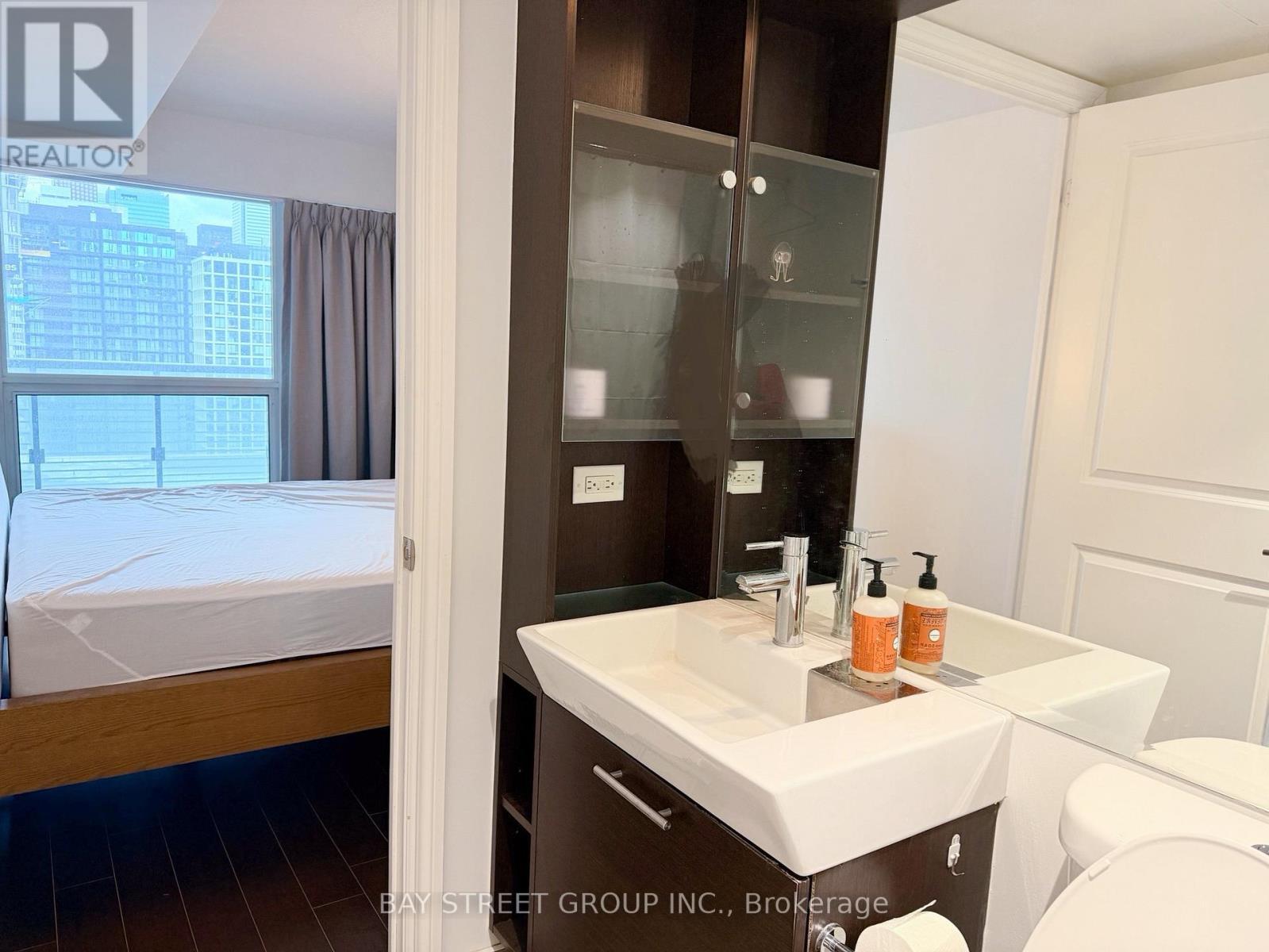 2310 - 386 Yonge Street, Toronto, ON - Indoor Photo Showing Bathroom