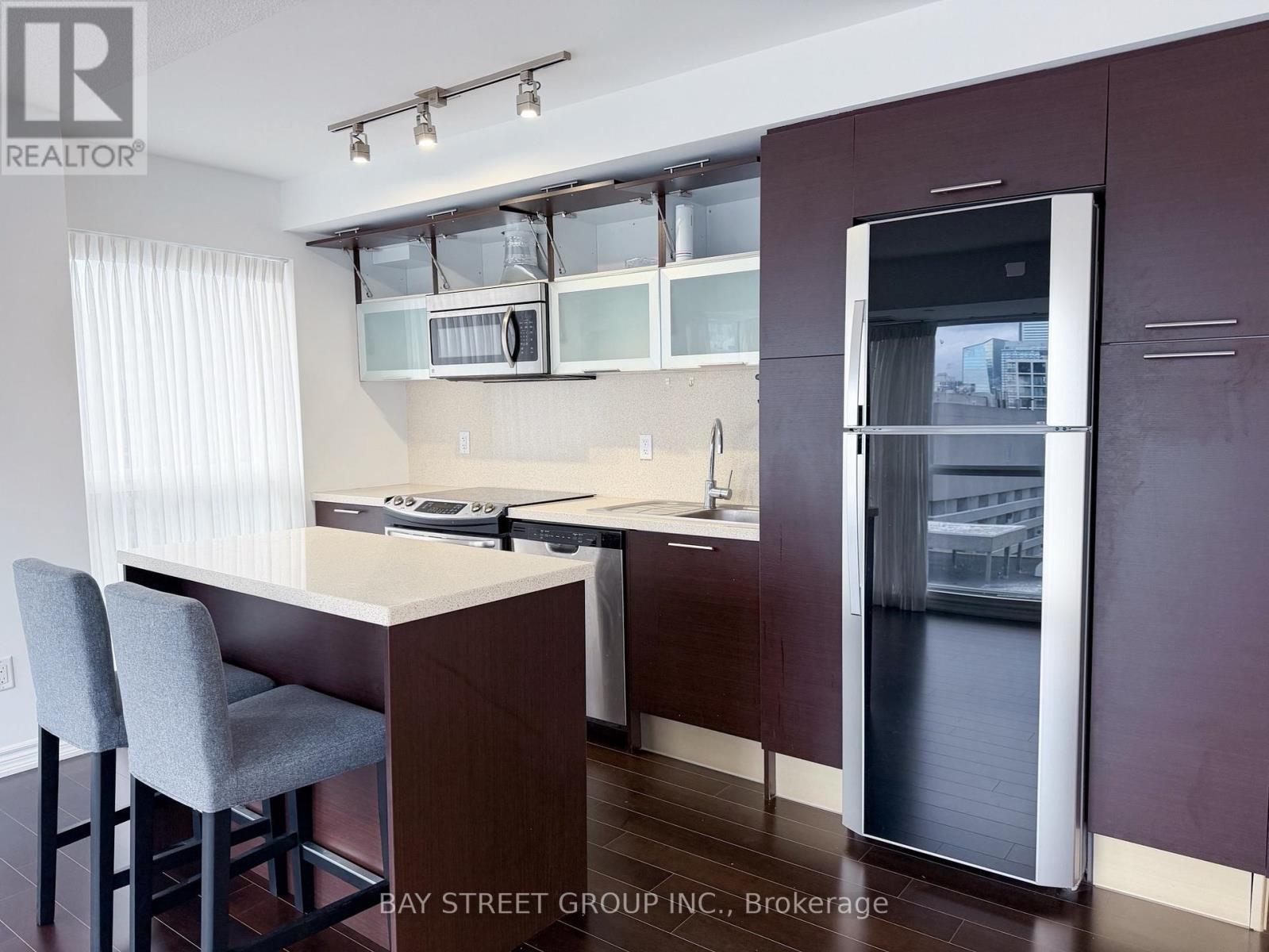 2310 - 386 Yonge Street, Toronto, ON - Indoor Photo Showing Kitchen